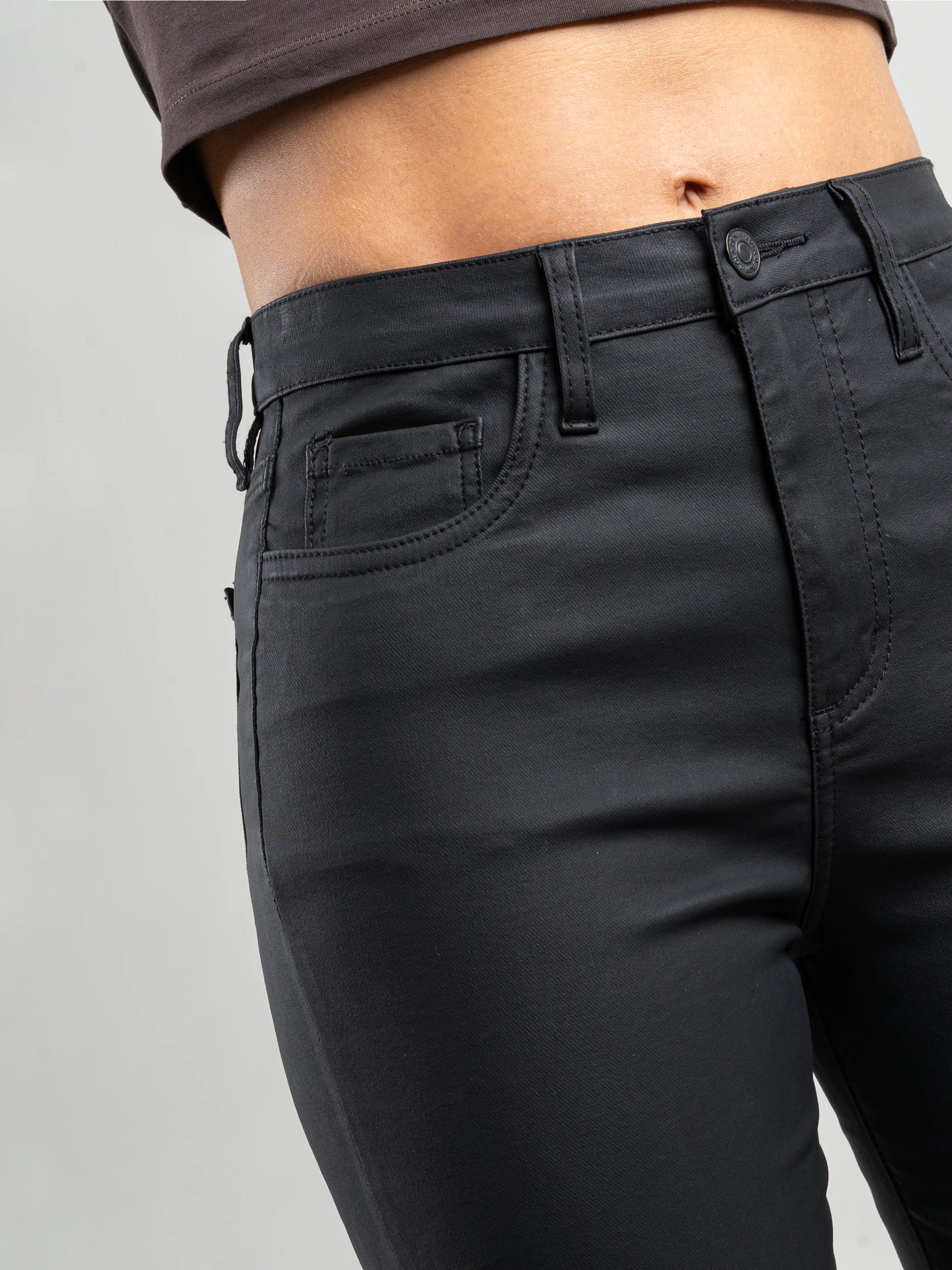 Ref: 065963 Pantalón flare stretch, bota ancha, efecto cuero, tiro alto, tono negro. - imagen 4