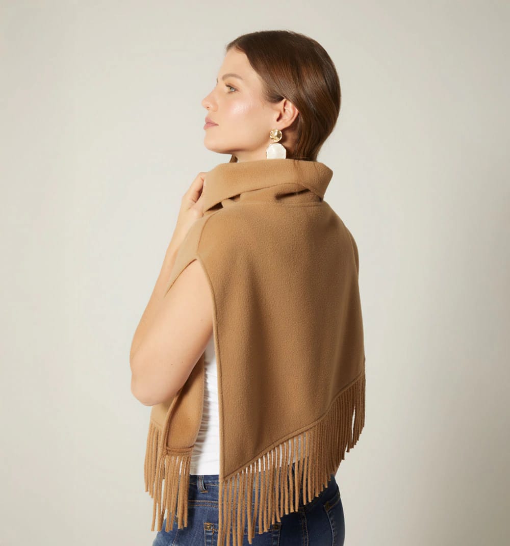Poncho corto con flecos - imagen 9