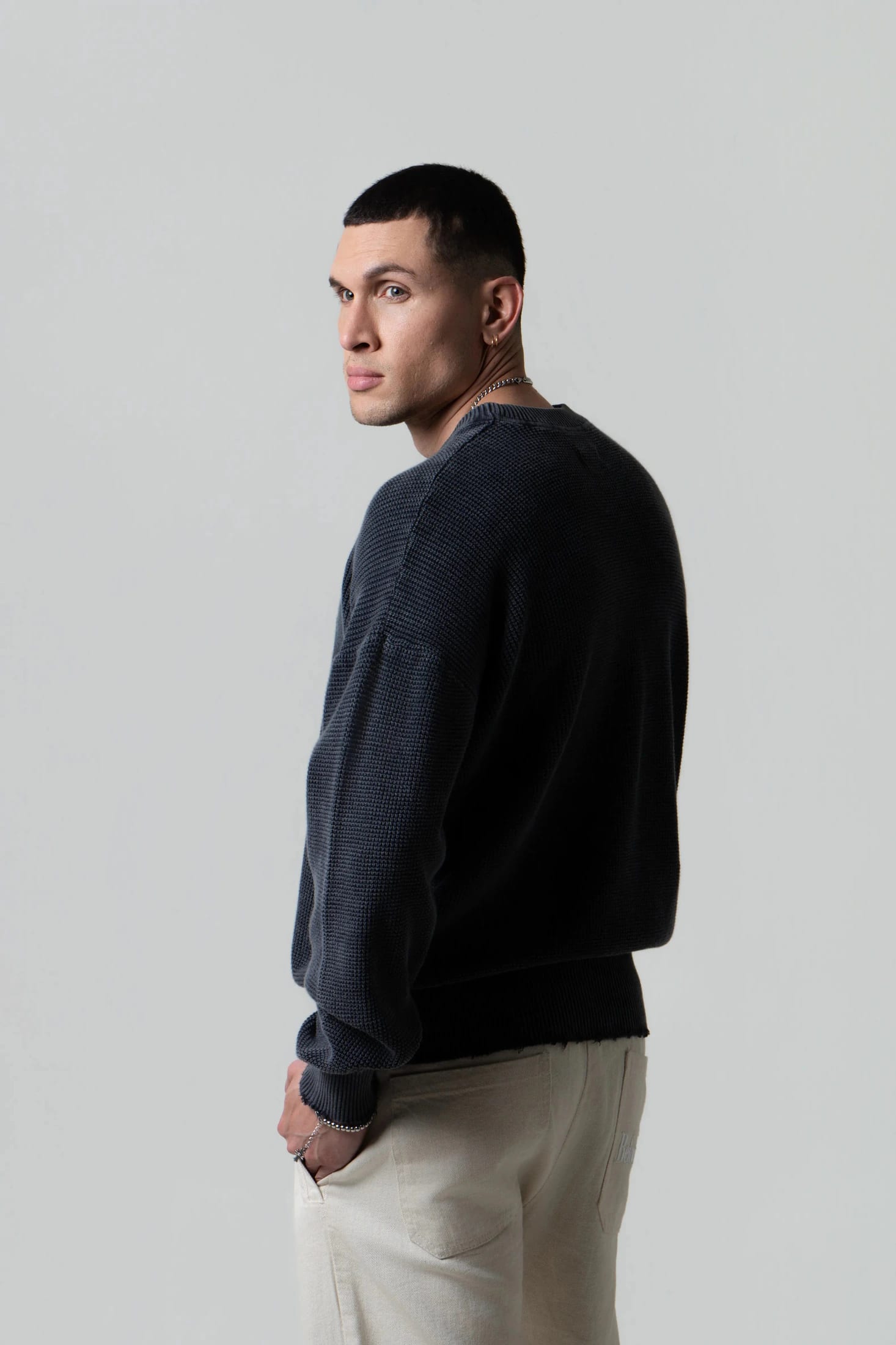 SWEATER CERRADO COLOR GRIS MEDIO - imagen 4