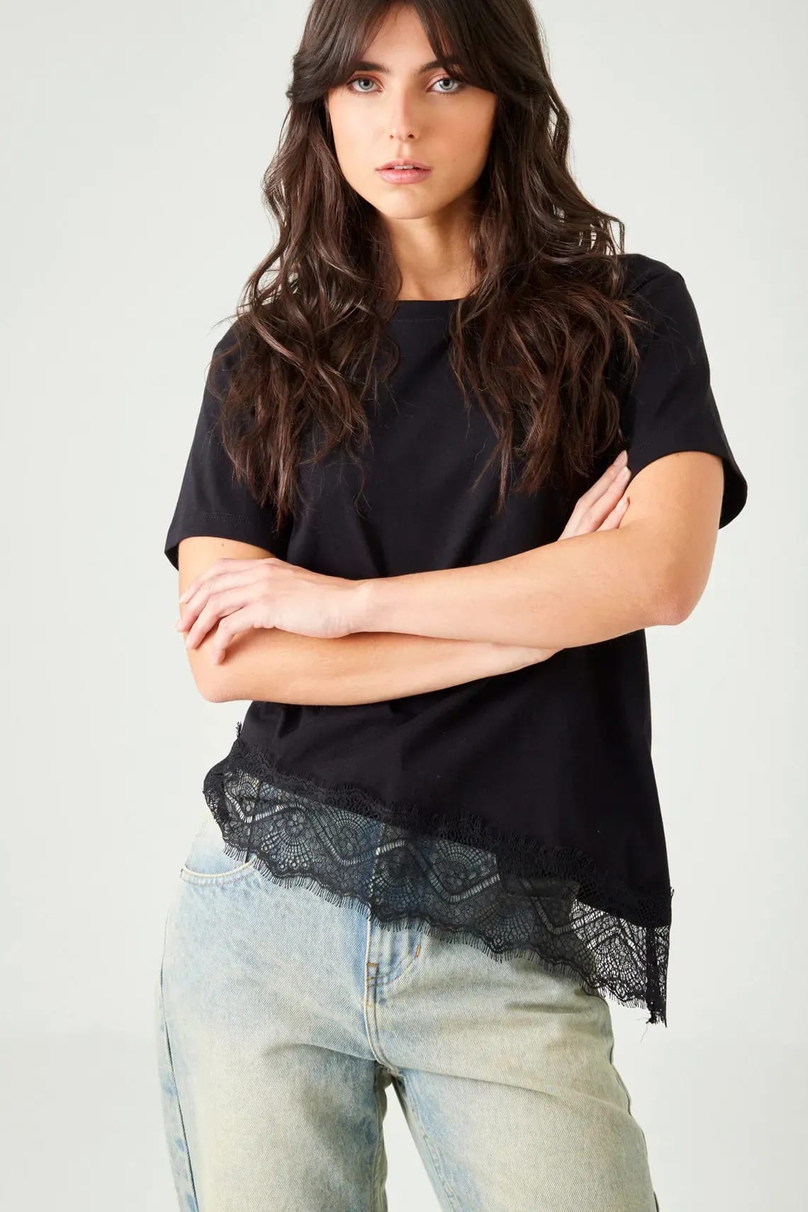 Camiseta relaxed fit con borde de encaje en negro para mujer - imagen 3