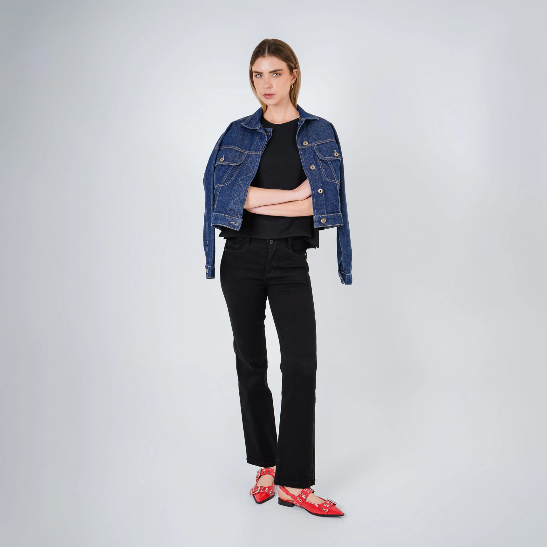 Chaqueta cazadora crop en denim cuello sport - imagen 2