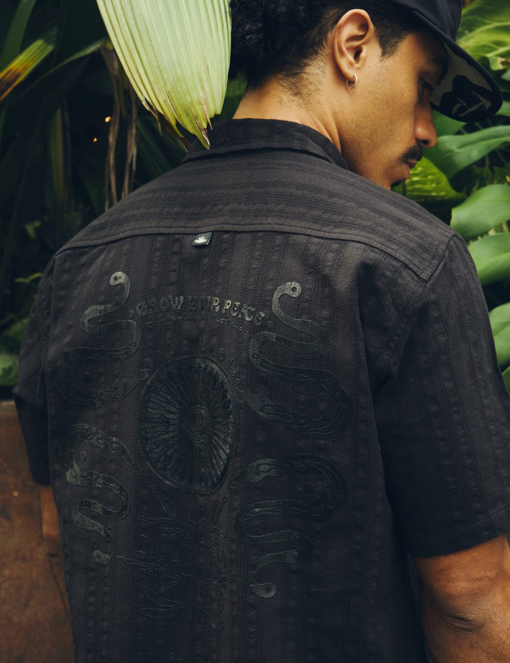 Camisa Regular Fit cuidadores del alma negro Hombre - imagen 5