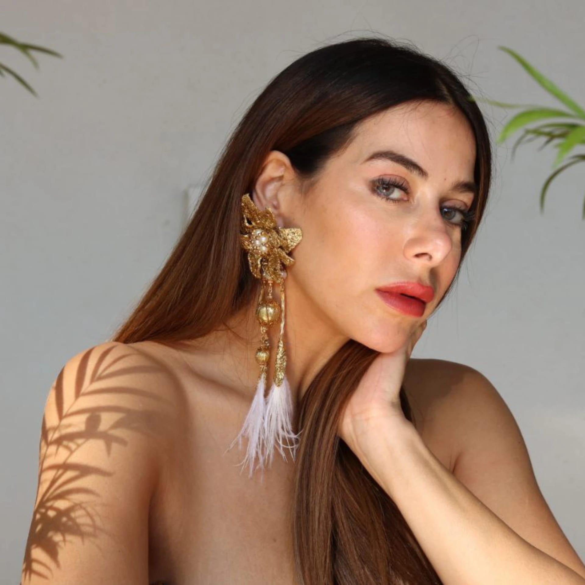 Gold Flower and Feathers Earrings - imagen 2