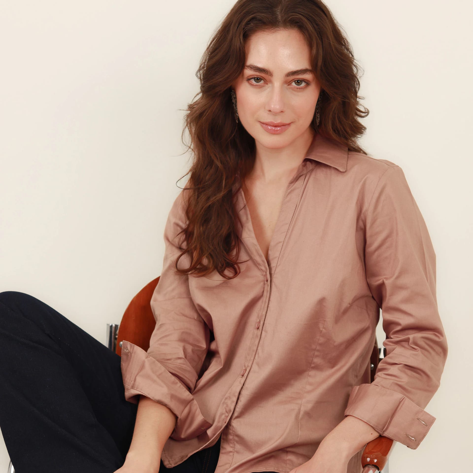 Blusa abierta cuello sport manga larga con pinzas de entalle - imagen 2