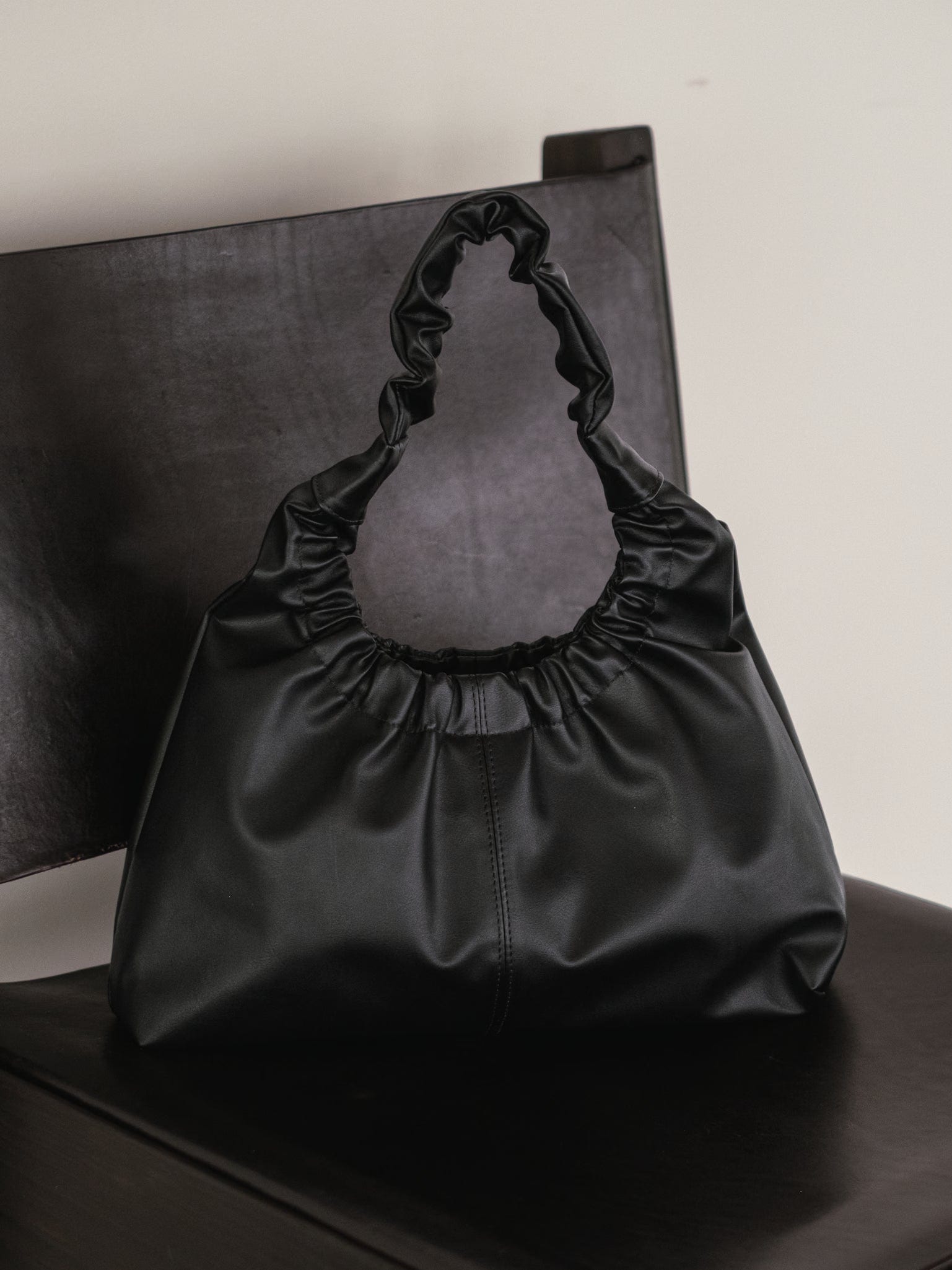 THE DAILY POUCH BAG  - BLACK - imagen 11
