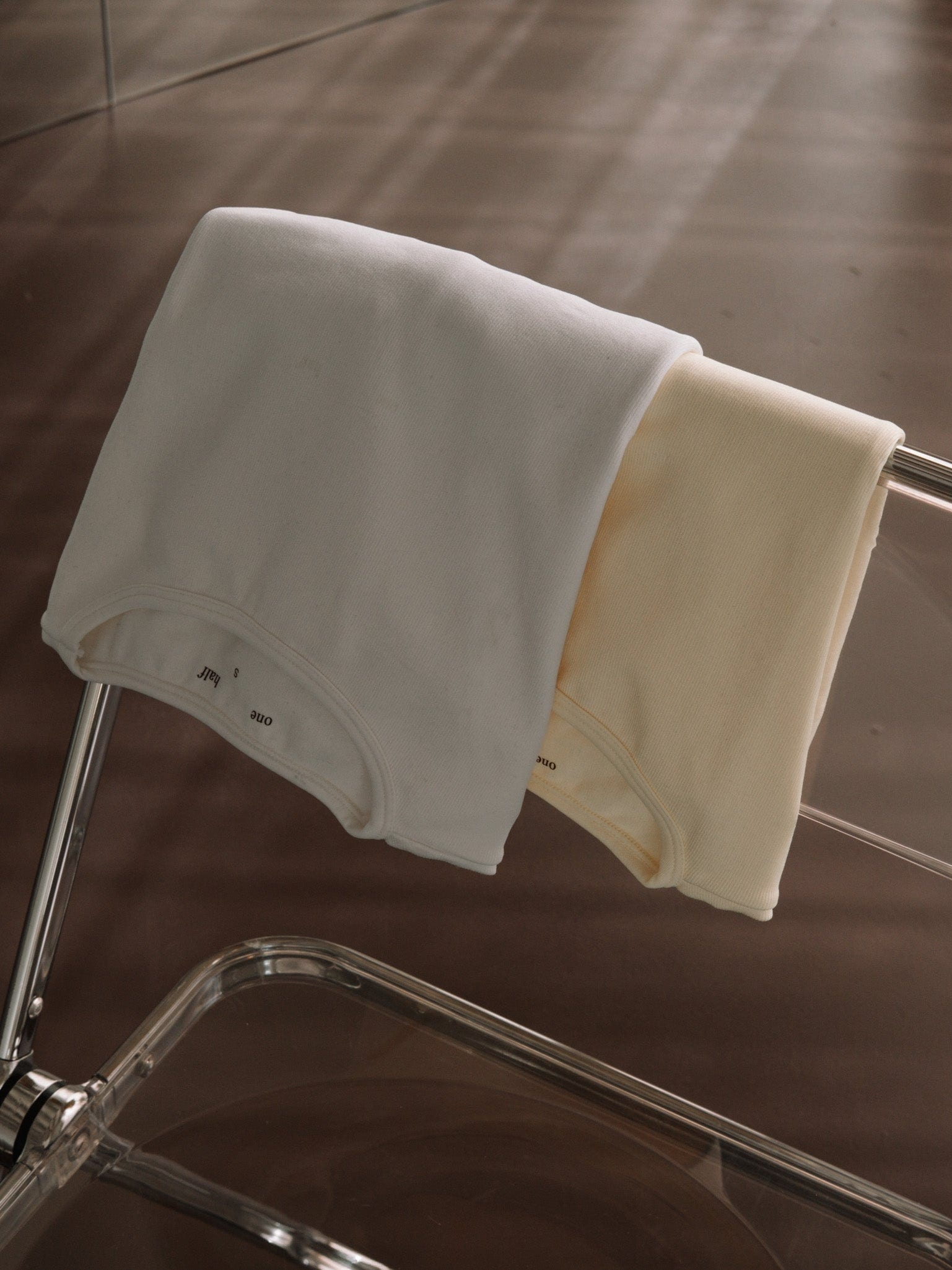 SEAMLESS SIMPLY TEE PACK X2 - SOFT WHITE & CELESTIAL YELLOW - imagen 1
