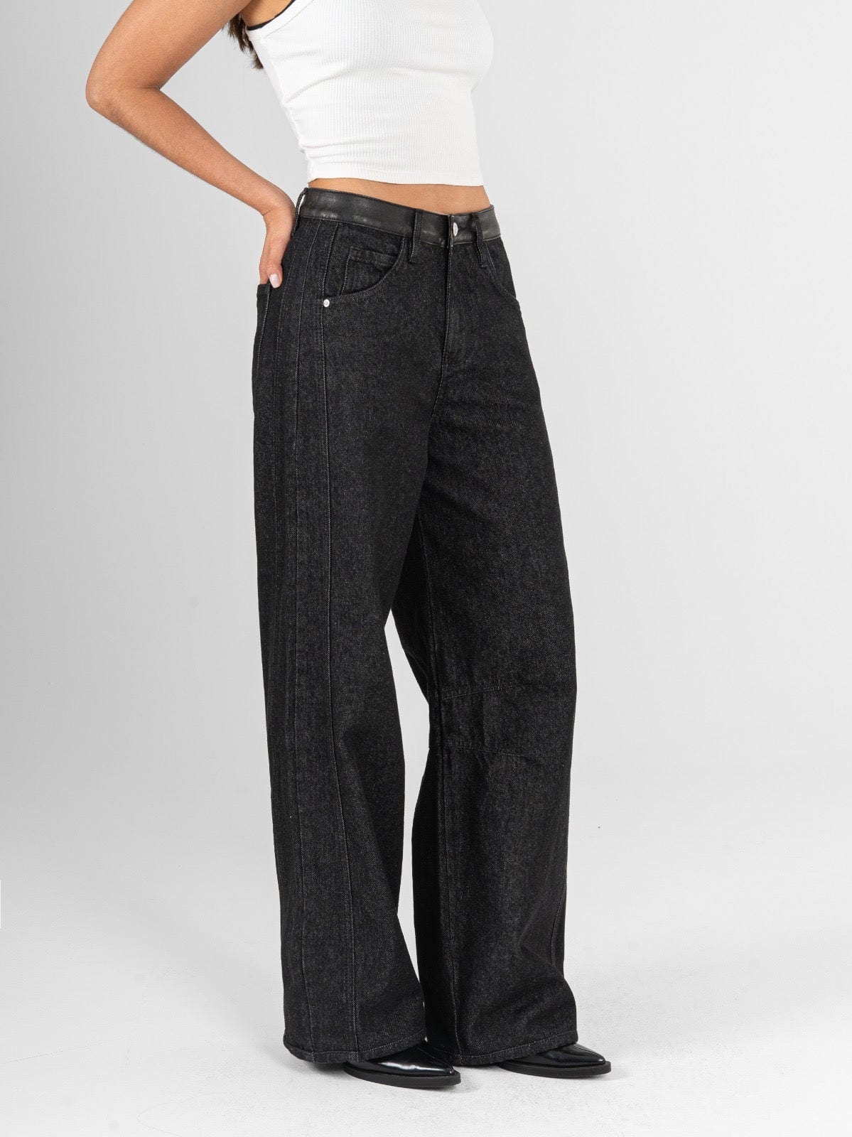 Ref: 066505 Jean wide leg, tiro alto, rígido, pretina tipo cuero, tono gris oscuro. - imagen 1