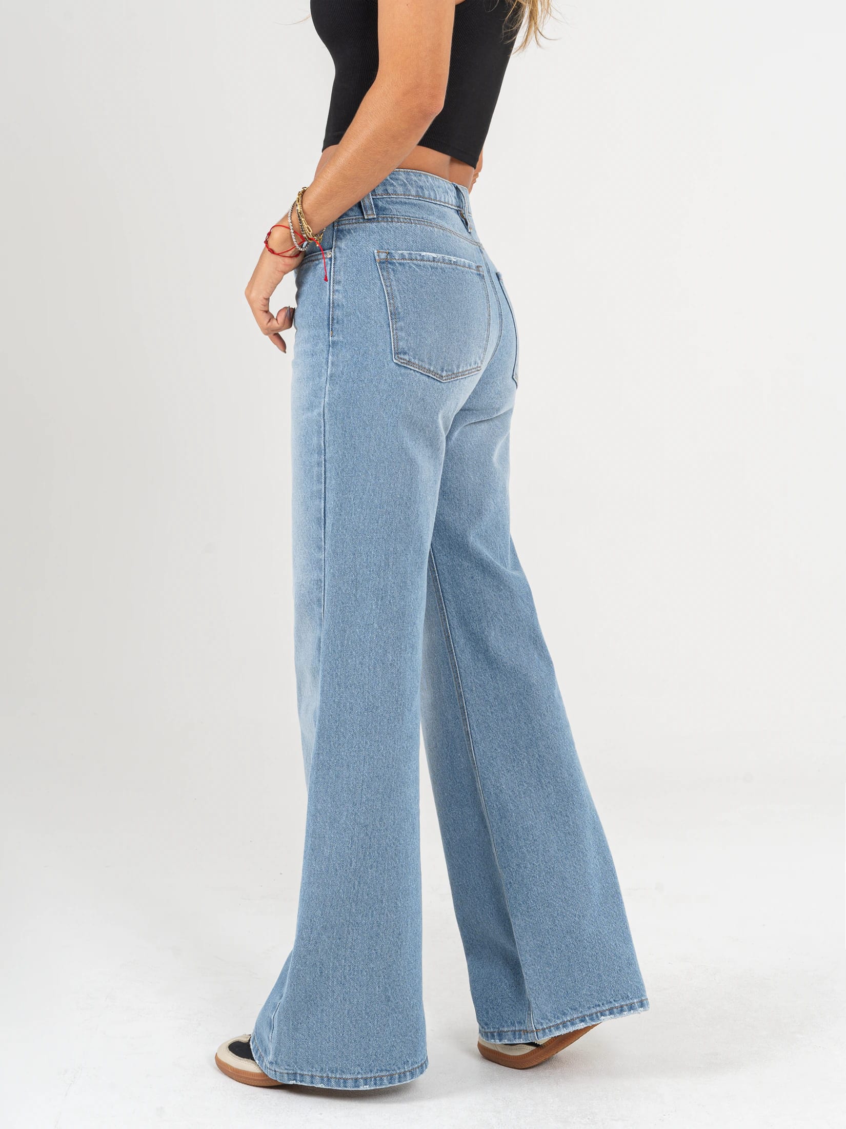Ref: 064977 Jean Mom Flare, rígido, tiro alto, tono azul medio, detalle en pretina. - imagen 2