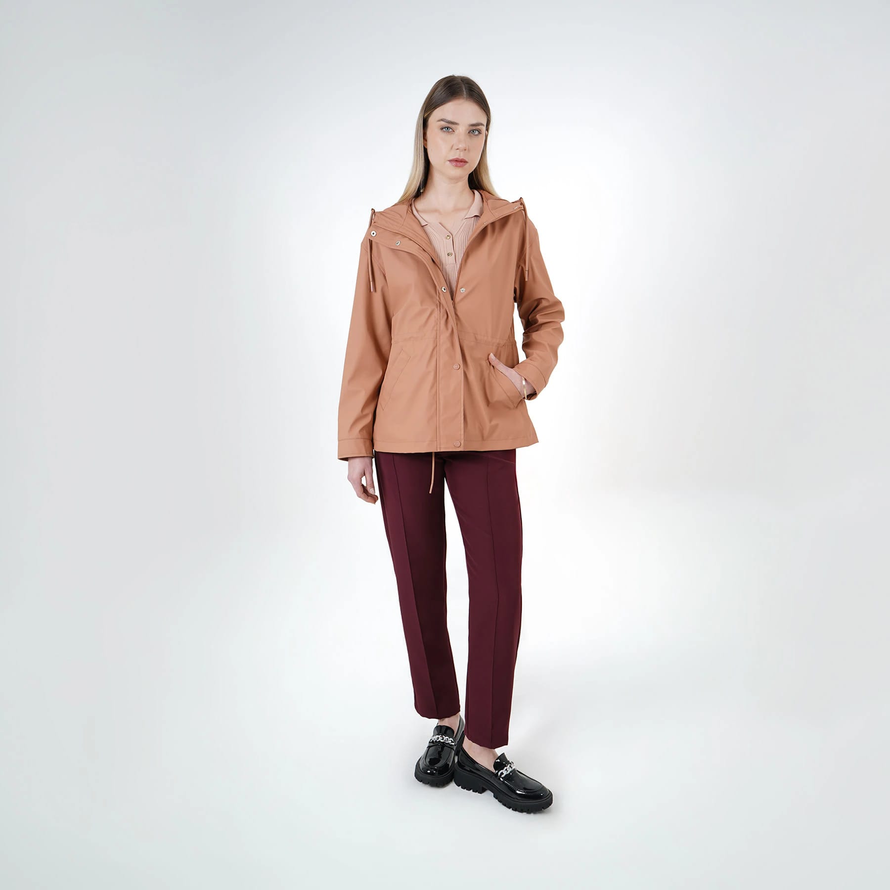 Chaqueta raincoat impermeable con capucha y ajuste en cintura - imagen 7