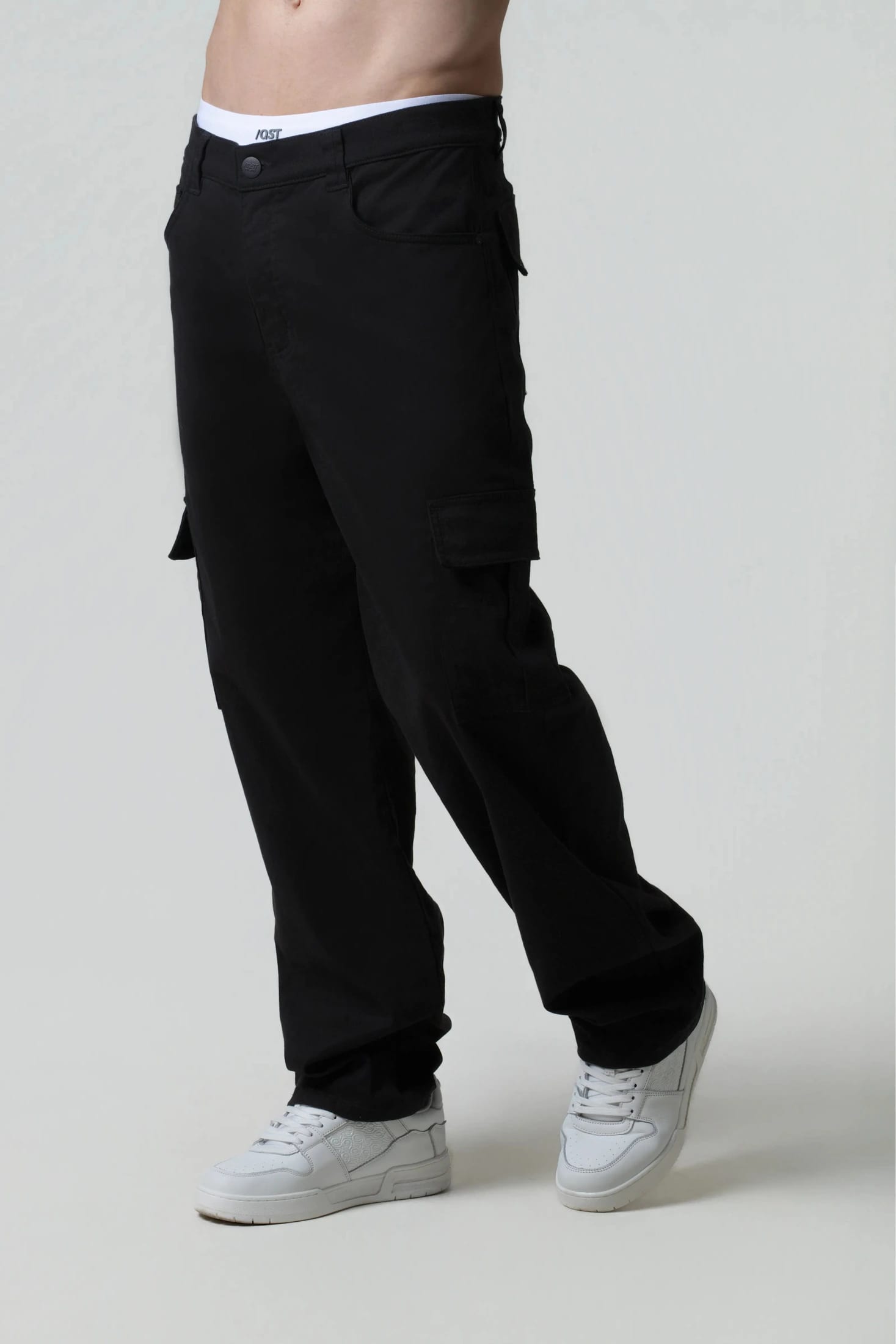 PANTALON CARGO COLOR NEGRO - imagen 2