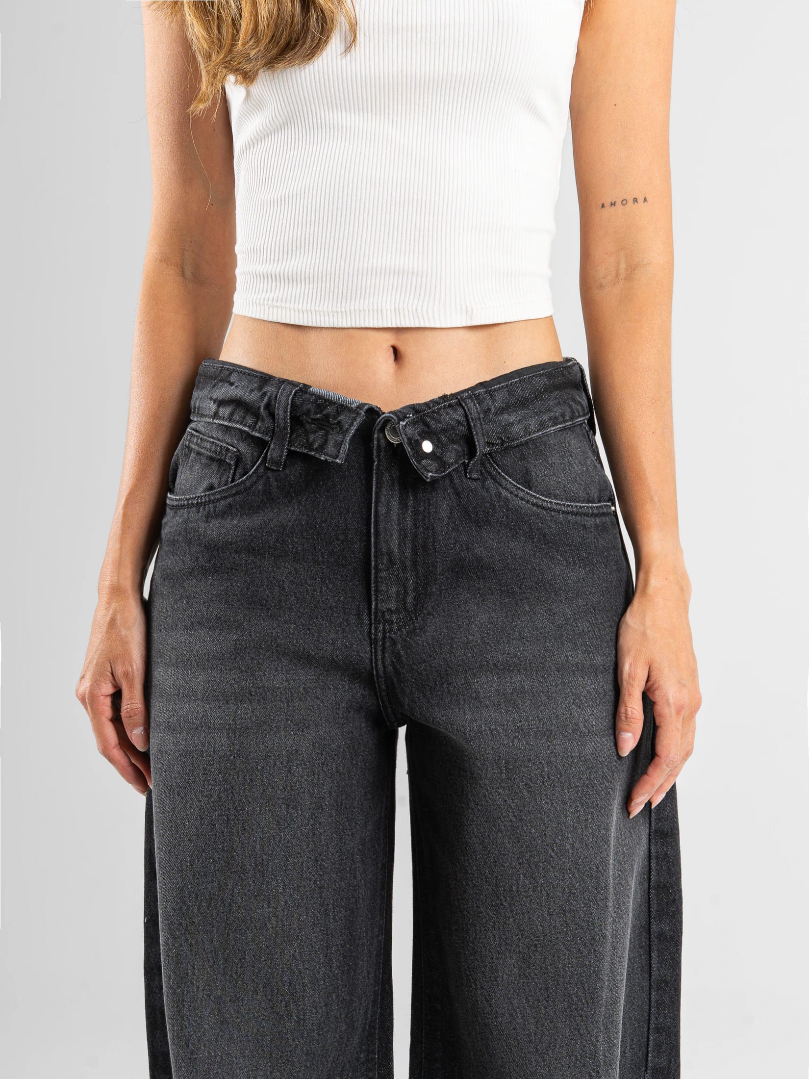 Ref: 066530 Jean wide leg, rígido, tiro medio, detalle en pretina, tono gris oscuro - imagen 4