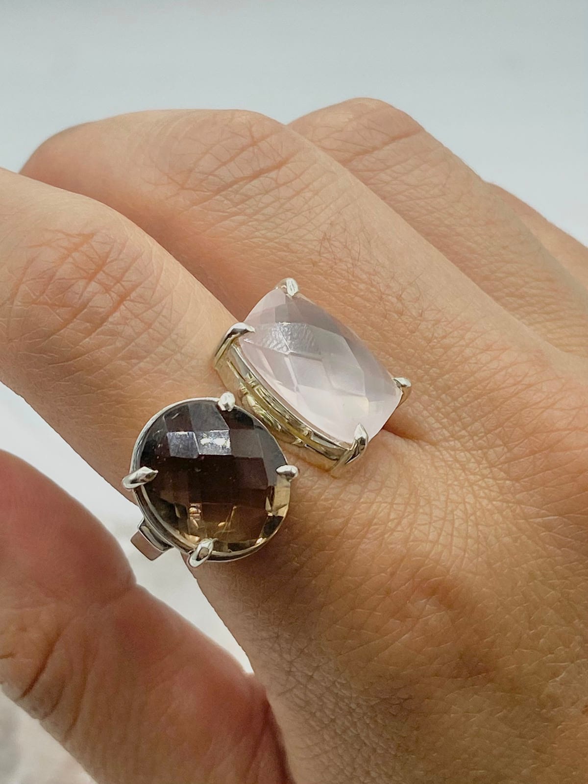 Anillo Doble Cuarzo Humo ovalado y Cuarzo Rosa rectangular colección Armonía Dual - imagen 2