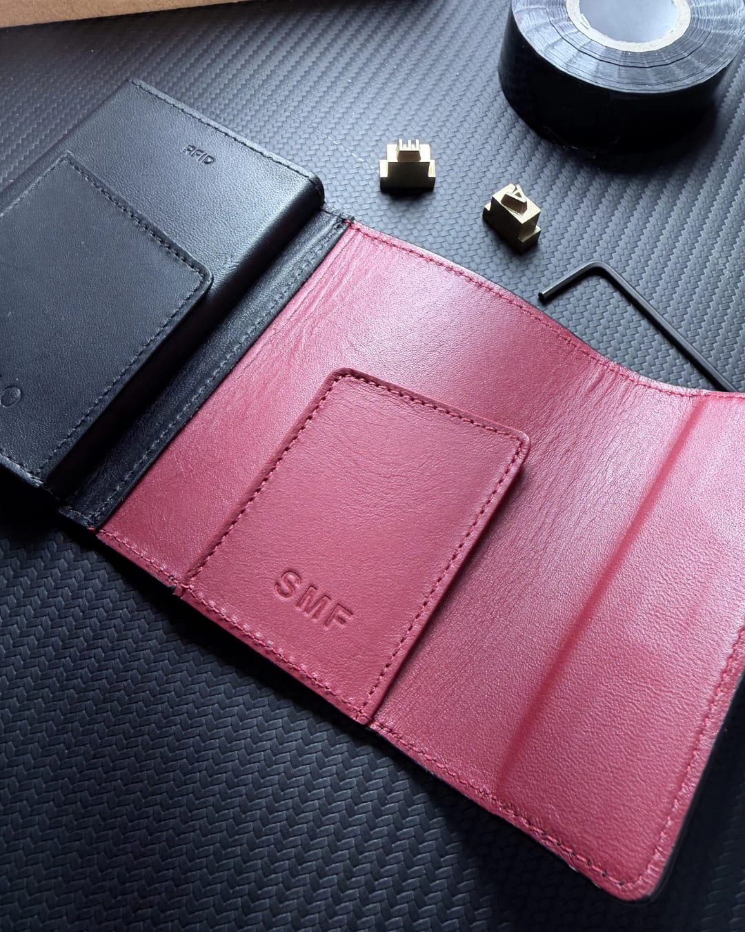 Billetera One Click Pro Negra- Con Grabado de Iniciale - imagen 2