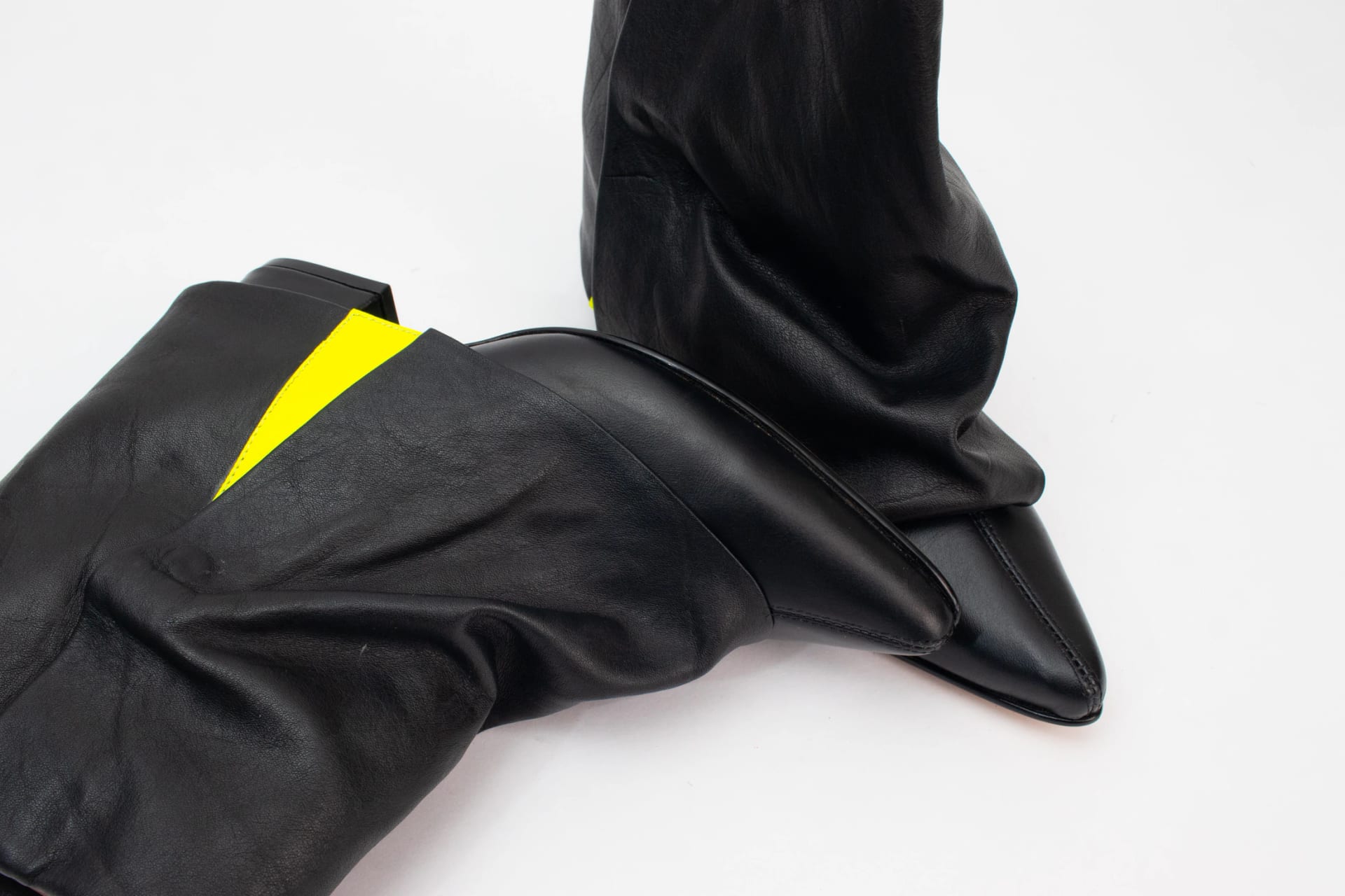 Boots, black pants - imagen 3