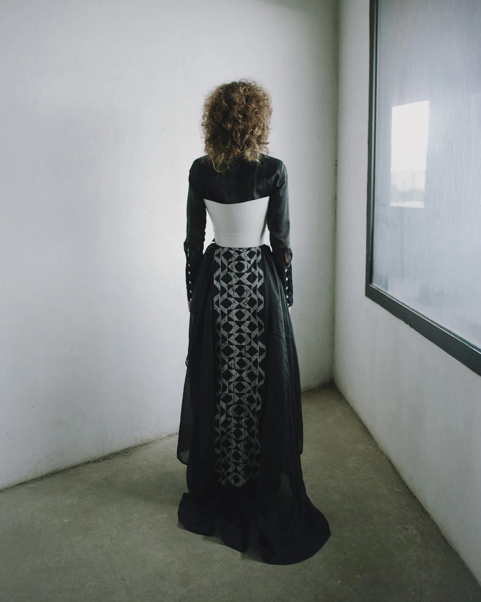 SHIRTDRESS CAPE WITH FURROWS IN SLEEVES - imagen 4