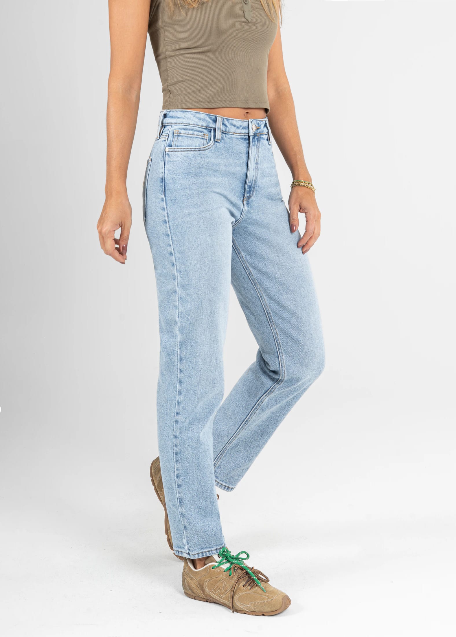 Ref: 066592 Jean Mom fit, slim cropped, stretch, tiro alto, tono azul medio claro - imagen 3