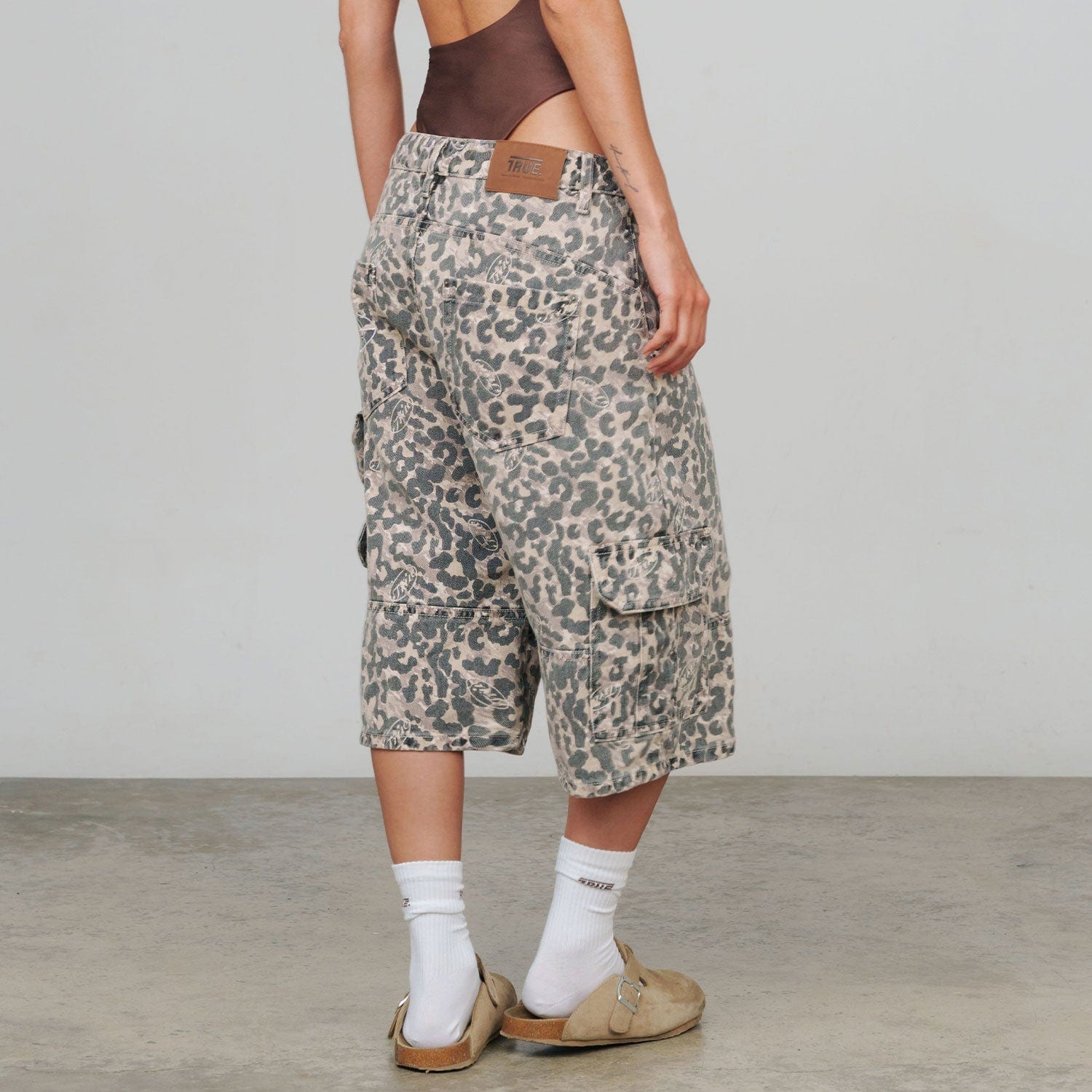 Intuition Leopard Cargo Jorts - Camel - imagen 2