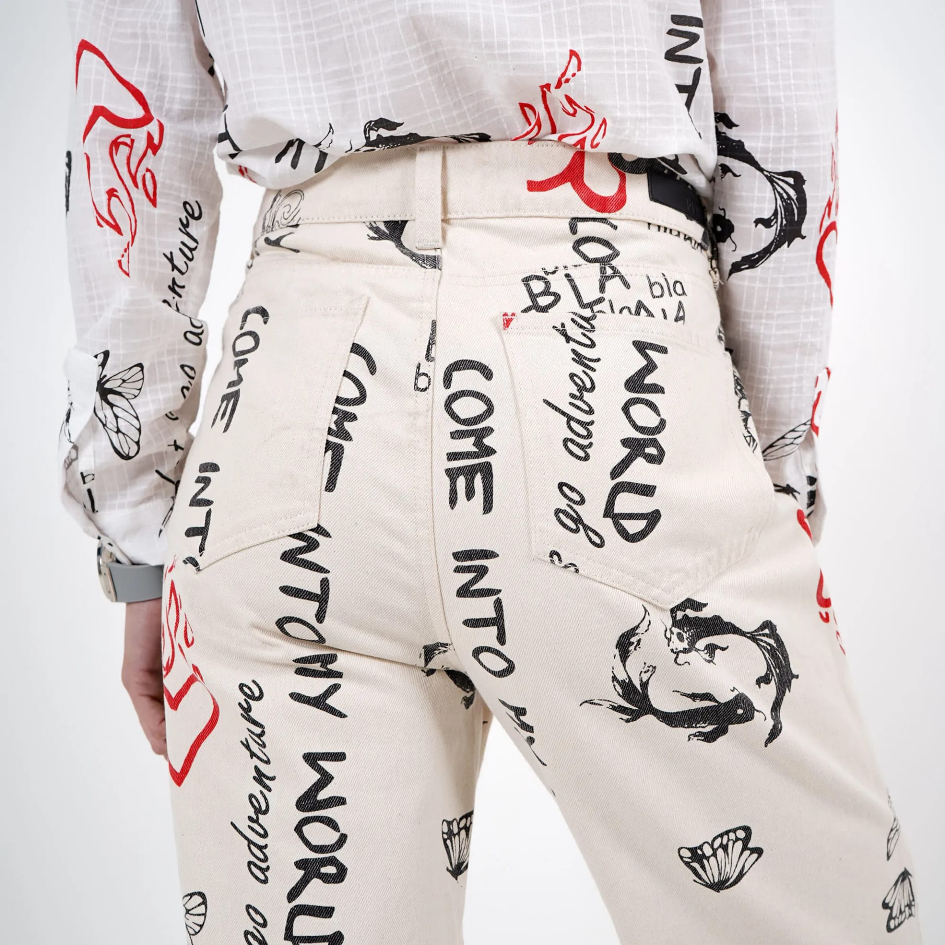 Pantalón estampado textos bota recta - imagen 4