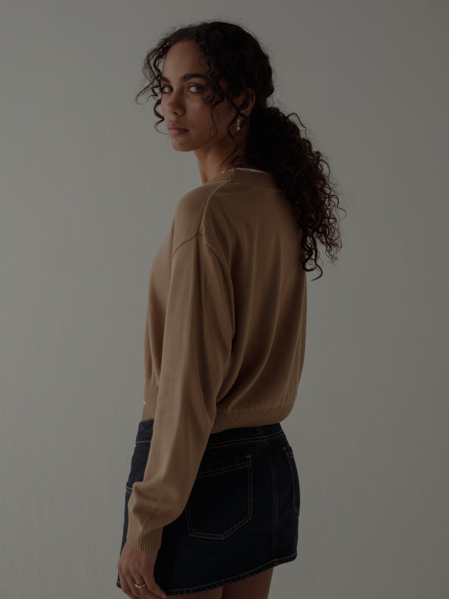 ONE HALF V-NECK KNIT SWEATER - SEPIA - imagen 6