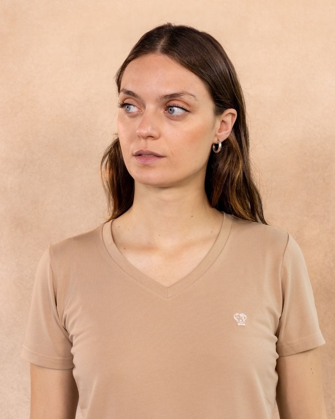 Camiseta Antimanchas Cuello V Arena - Talla Regular - imagen 2