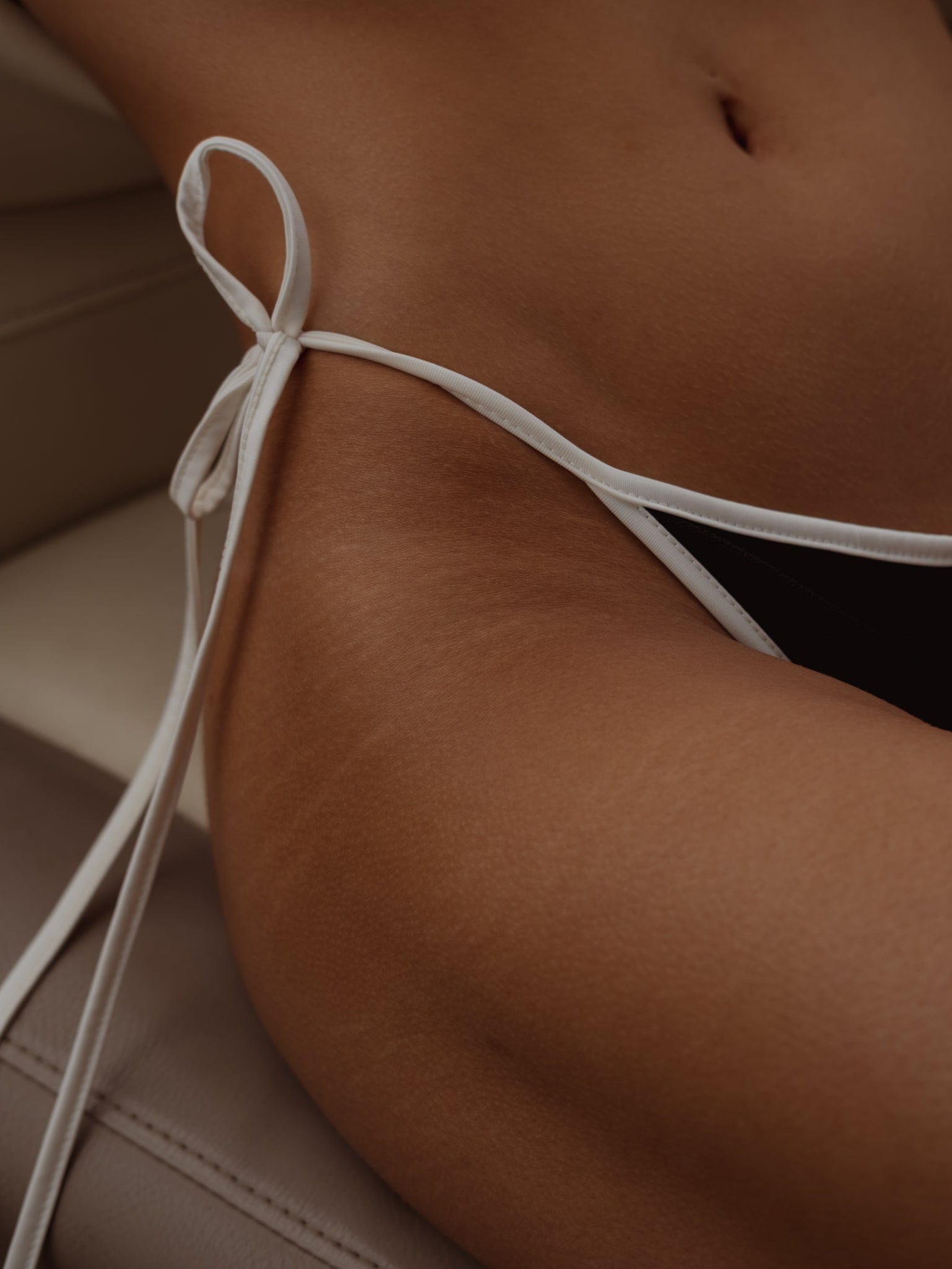 TIE TRIANGLE THONG - BLACK - imagen 7
