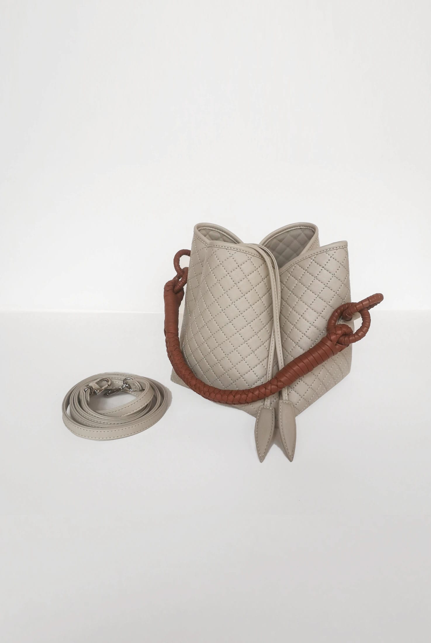 Tulip Mini Bucket Bag, Off-white & Brandy - imagen 4