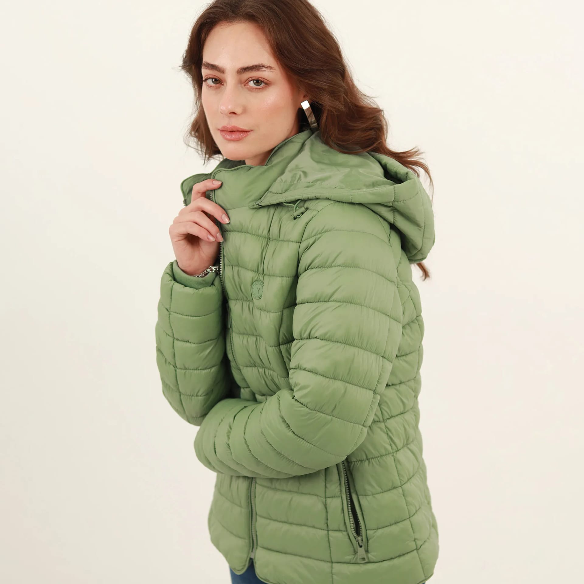 Chaqueta acolchada básica cuello alto con capucha - imagen 19
