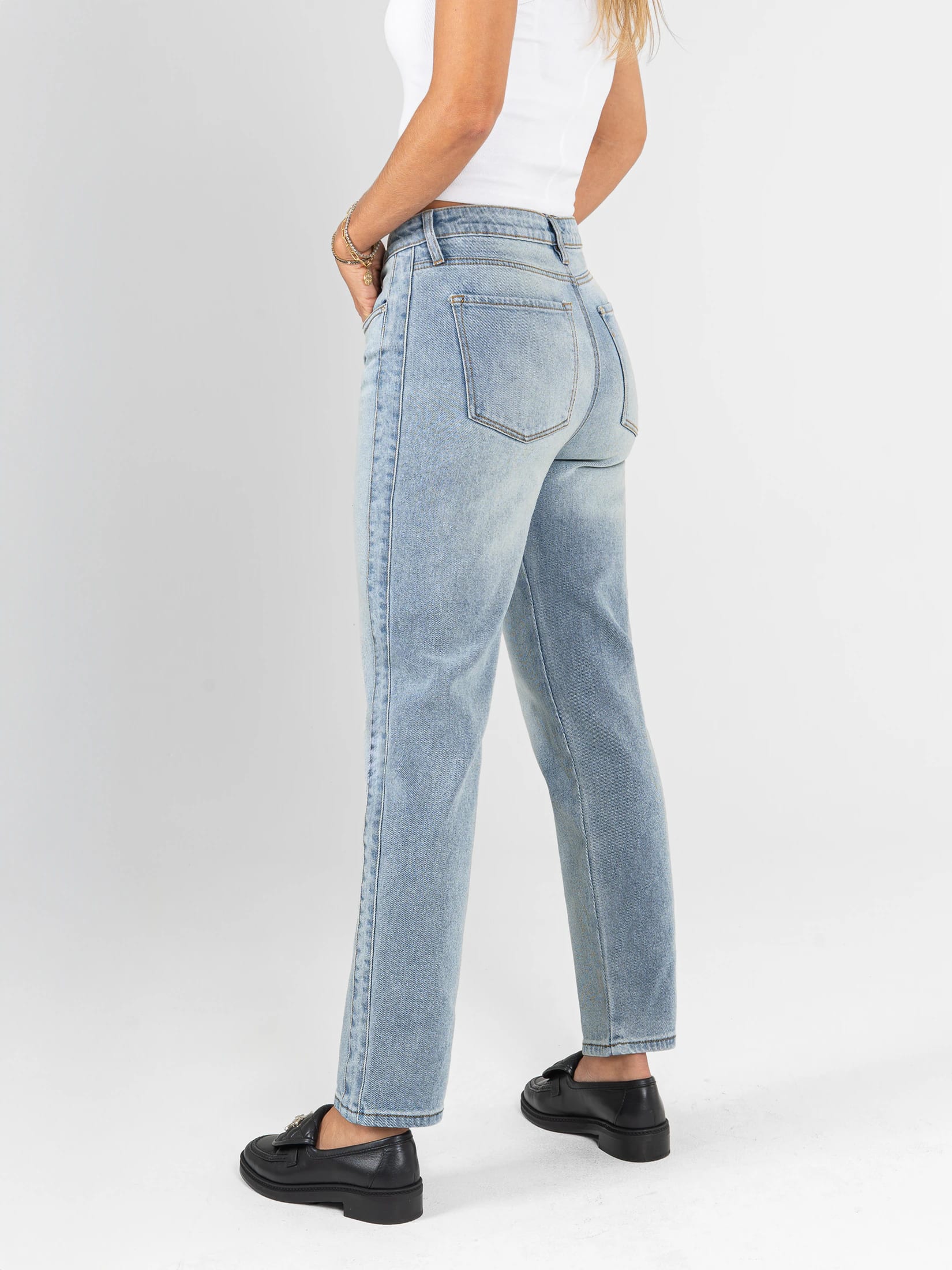 Ref: 066185 Jean Mom fit, slim cropped, stretch, tiro alto, tono azul claro - imagen 3