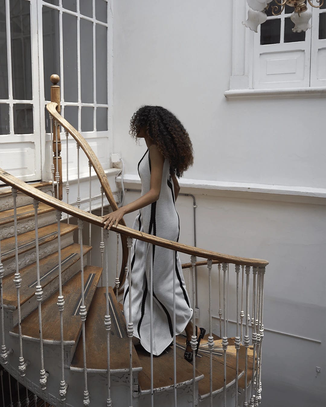 Vestido tejido con líneas asimétricas - imagen 7