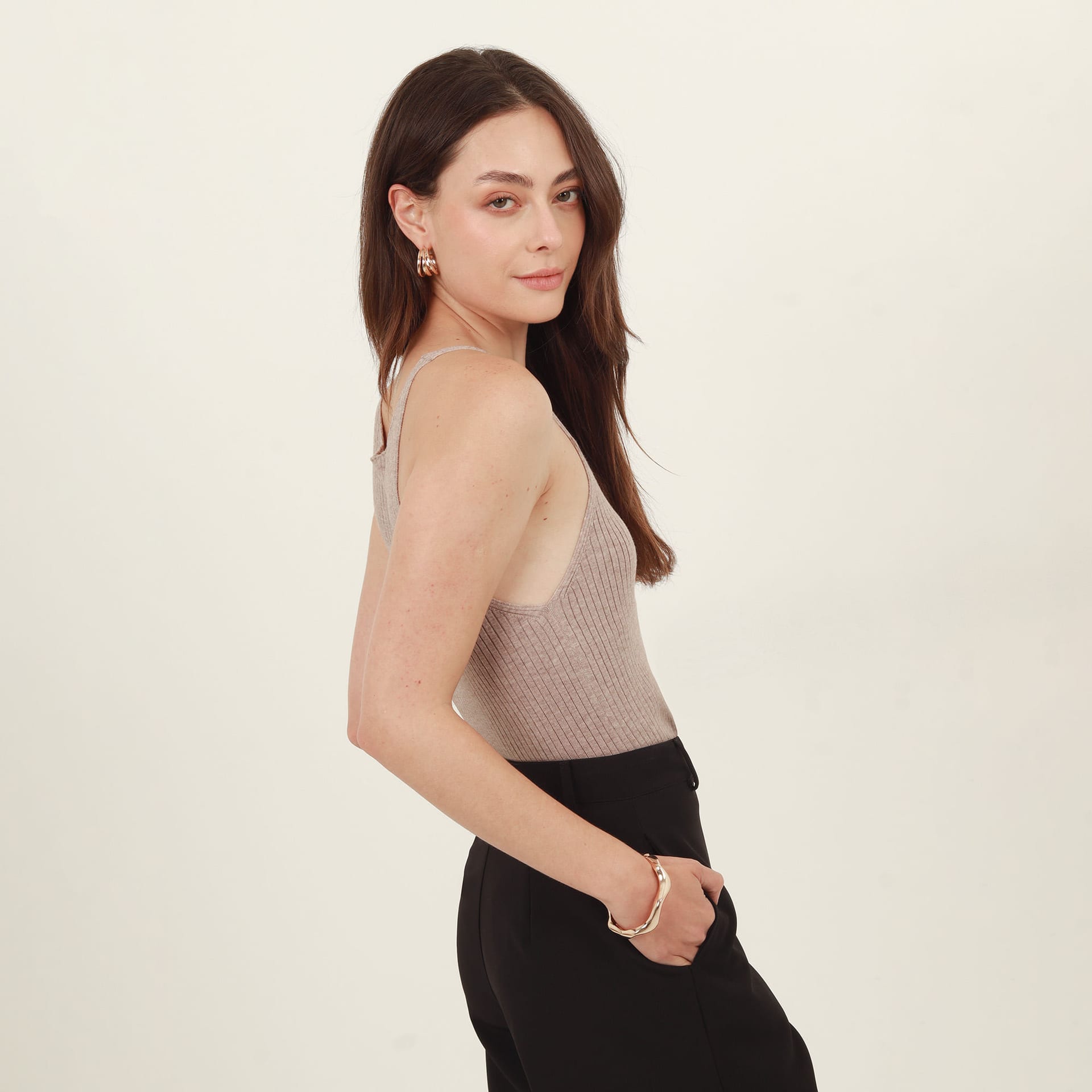 Blusa top cuello redondo con tirantes finos - imagen 6