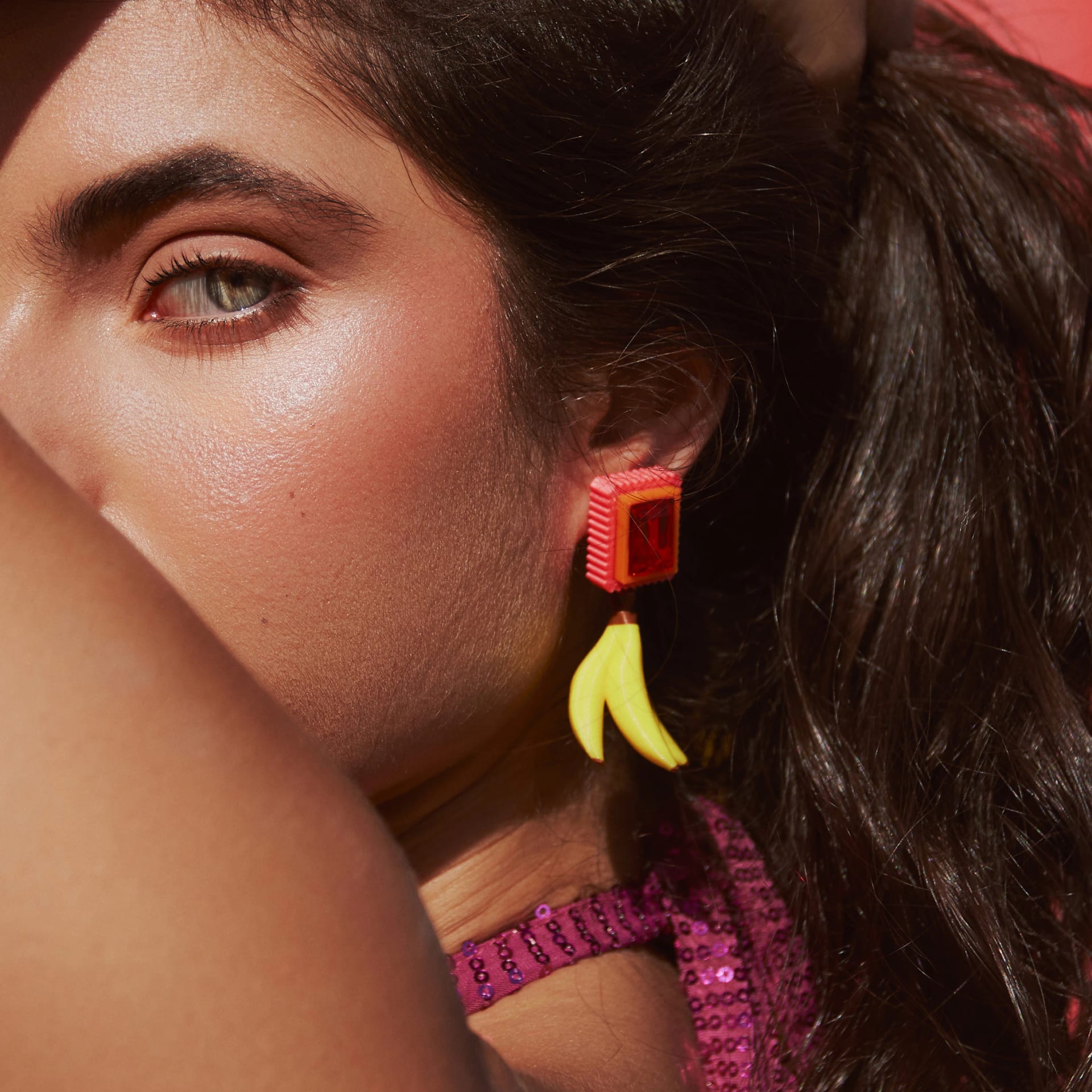 ARETES CRISTAL CON DIJE DE BANANO - imagen 2