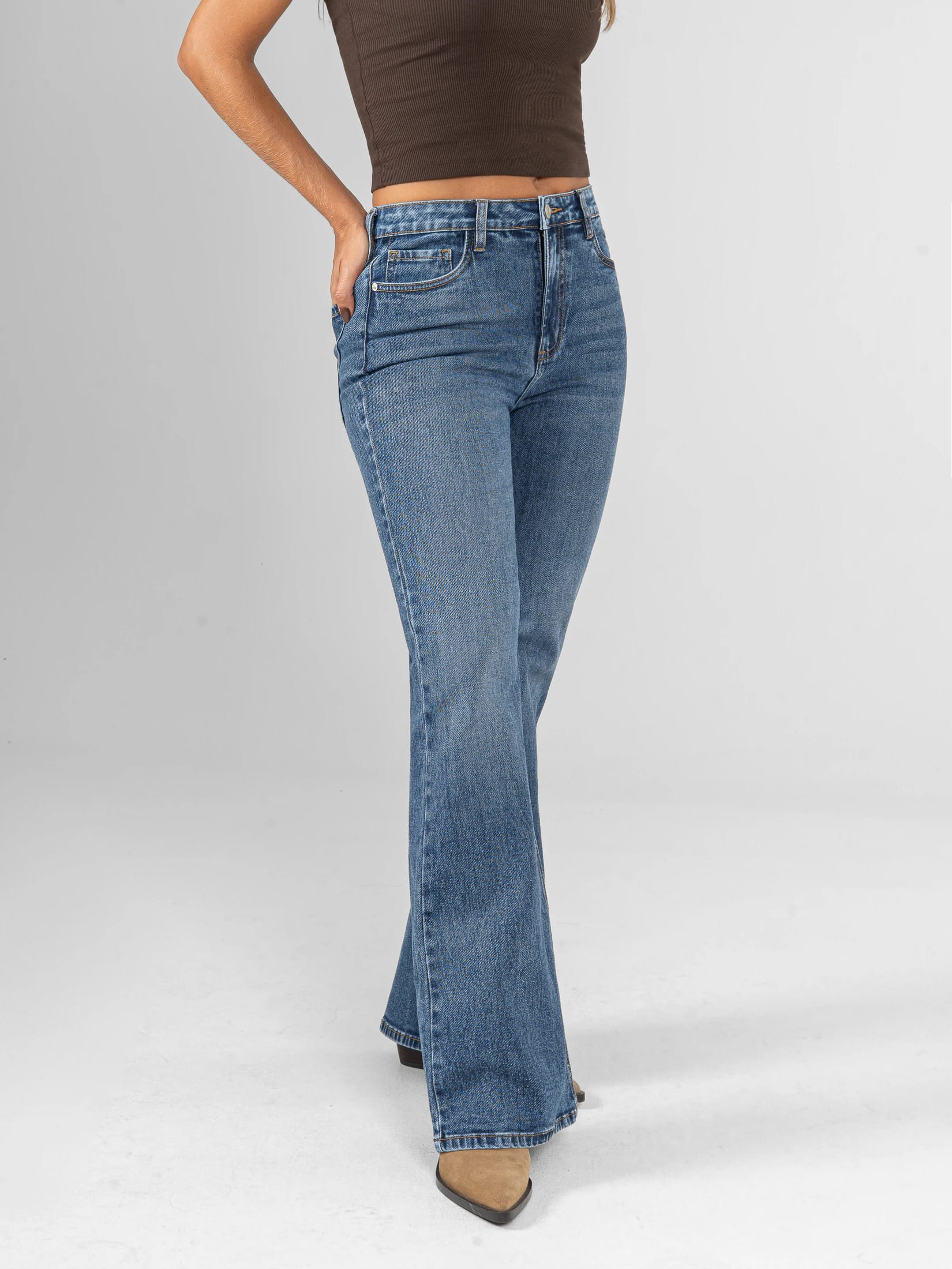 Ref: 066465 Jean flare stretch, bota ancha, tiro alto, tono azul medio. - imagen 3