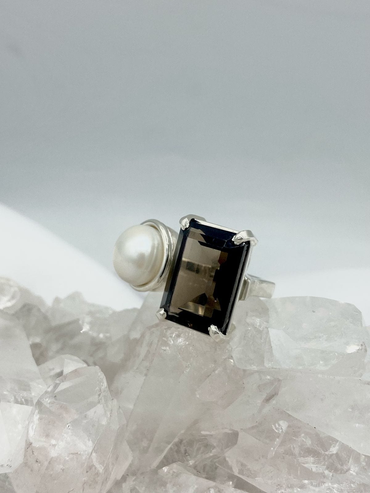 Anillo doble Cuarzo Humo rectangular y Perla Colección Armonía Dual grande - imagen 1