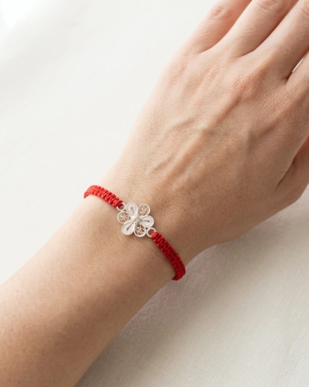 Pulsera Flor en Filigrana con Macramé Rojo - imagen 1