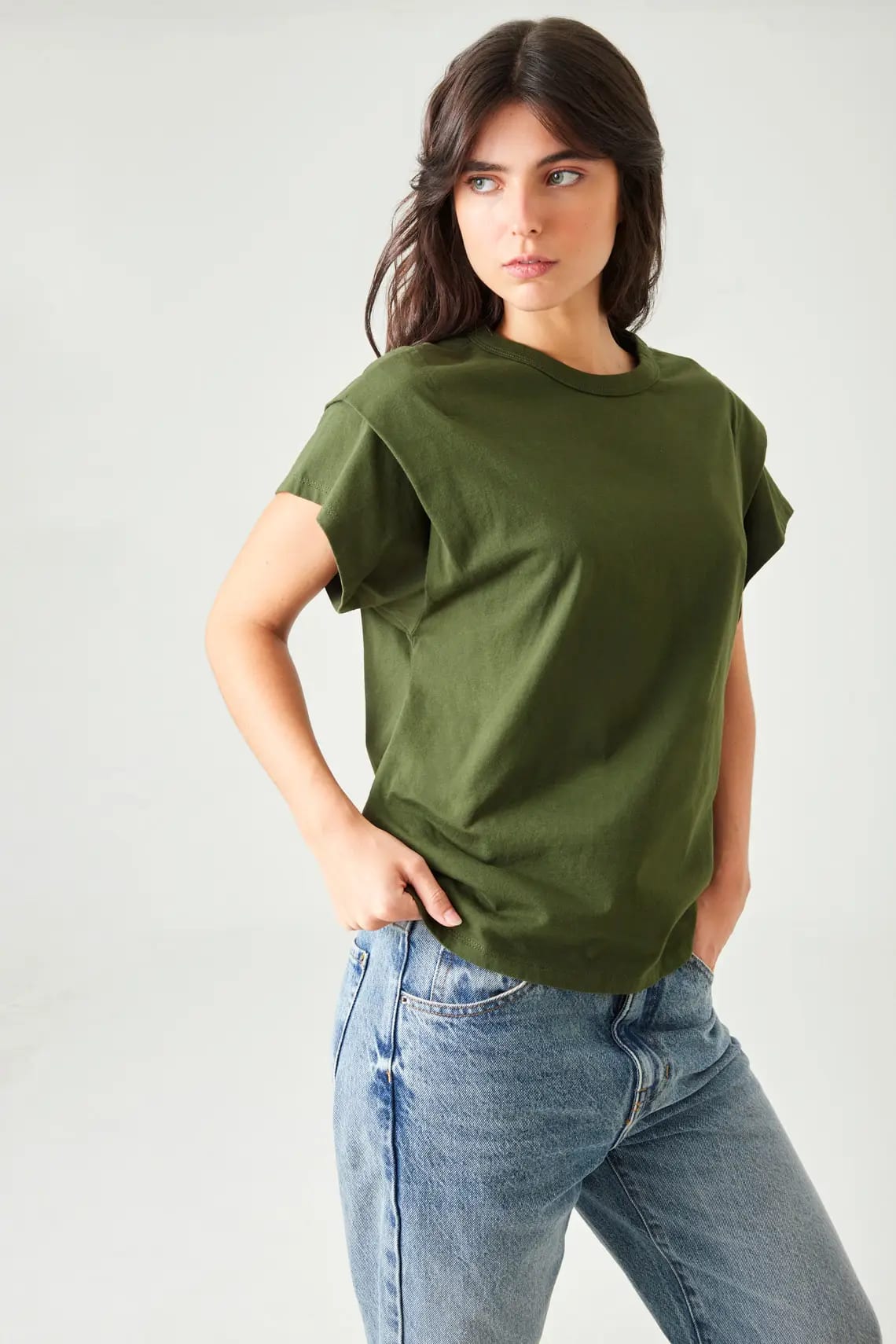 Camiseta relaxed fit bolero en hombro en verde oliva para mujer - imagen 3