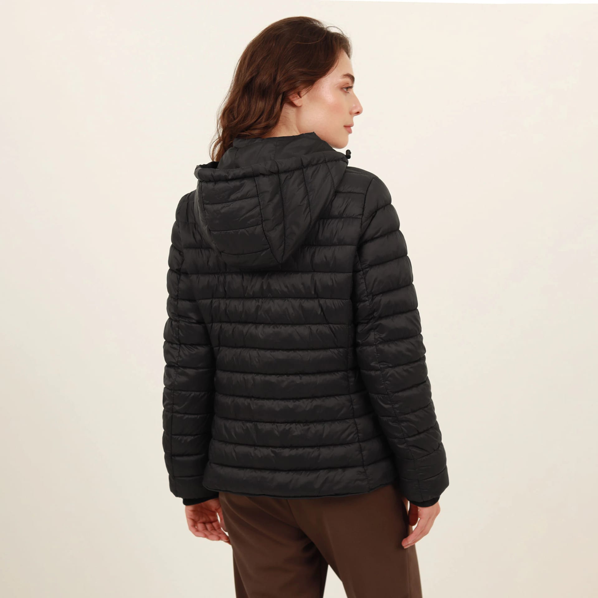 Chaqueta acolchada básica cuello alto con capucha - imagen 40