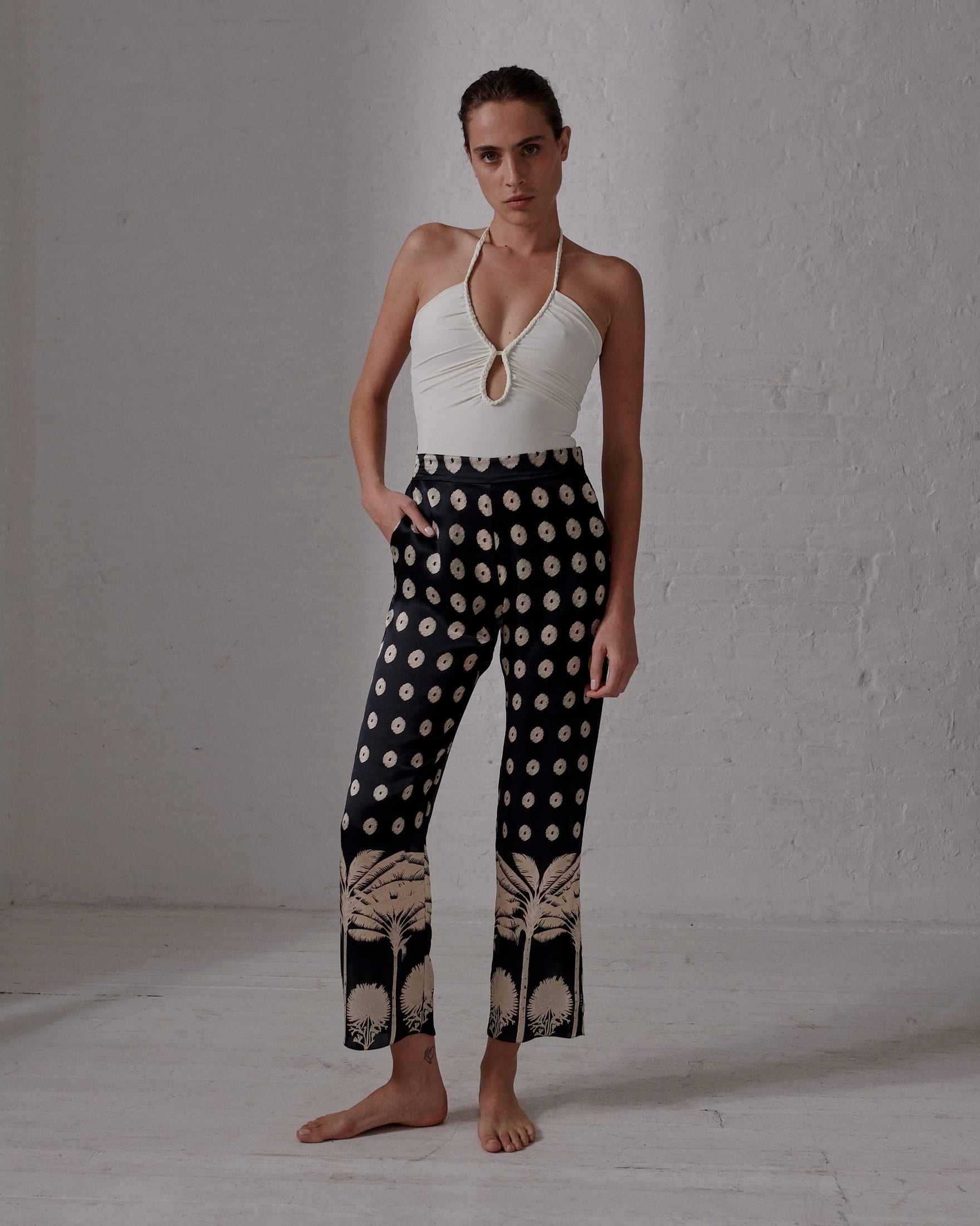 Santo Tomas Satin Silk Pants / Black Mini Palms Cream - imagen 5