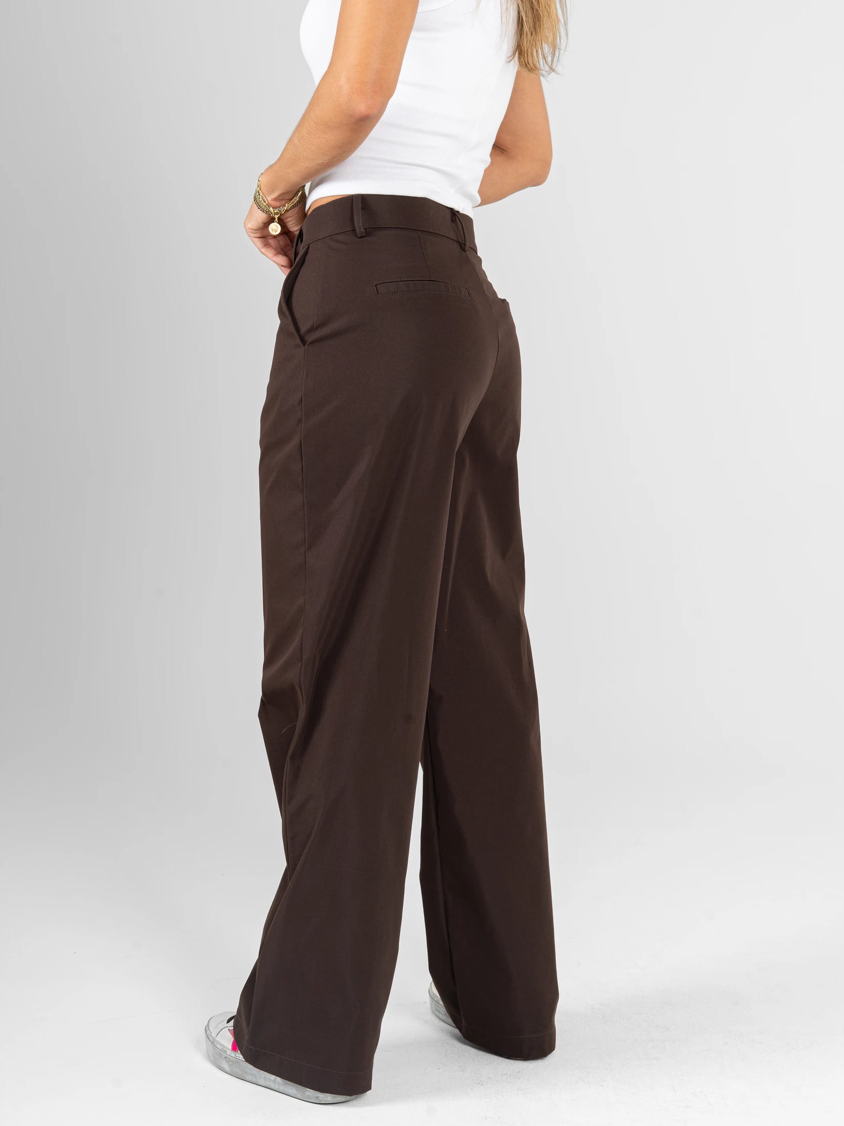 Ref: 0620627 Pantalón mom flare, rígido, sin prenses, tono café, tejido plano liviano, tiro alto - imagen 3