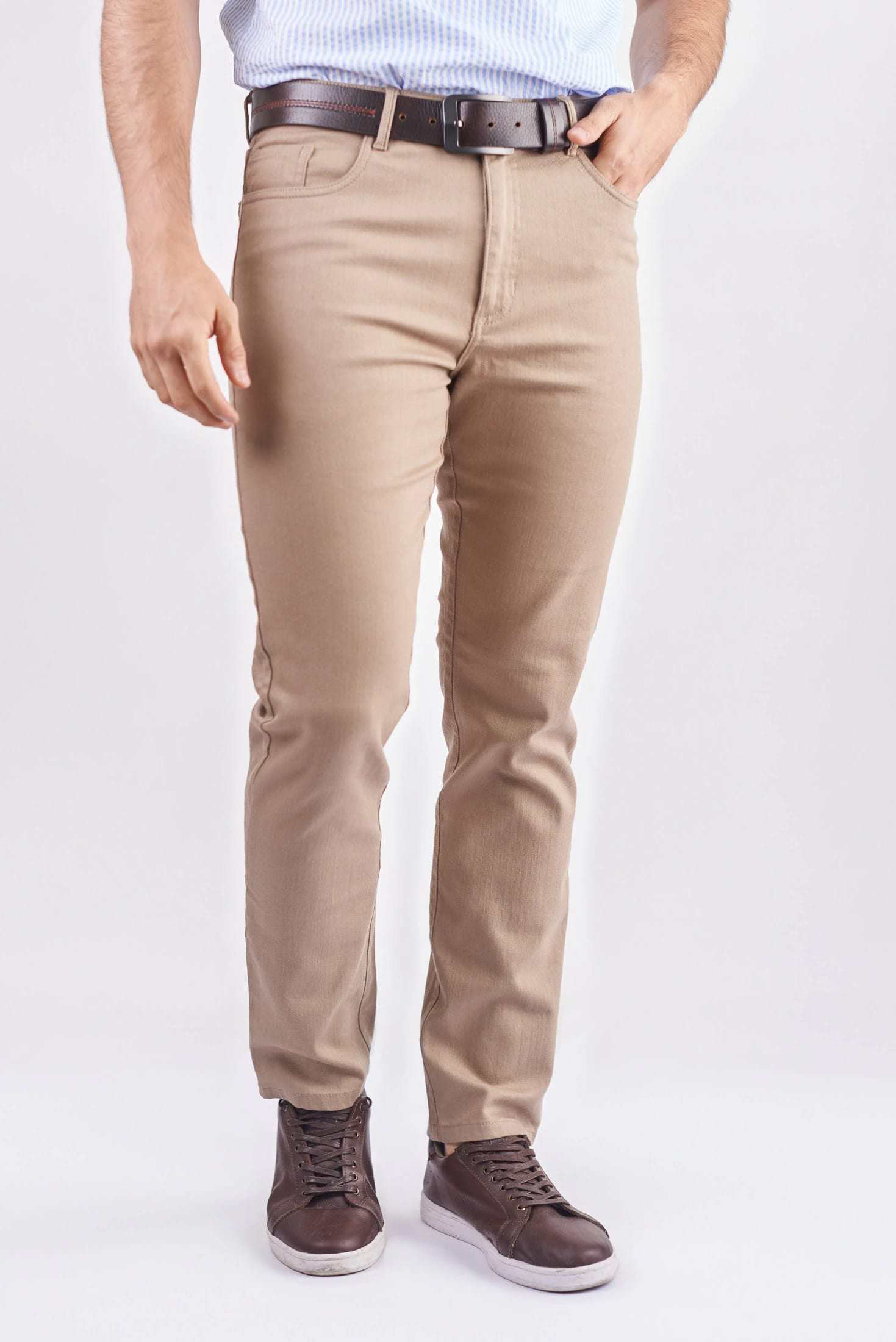 Pantalón 5 bolsillos slim fit color arena - imagen 1