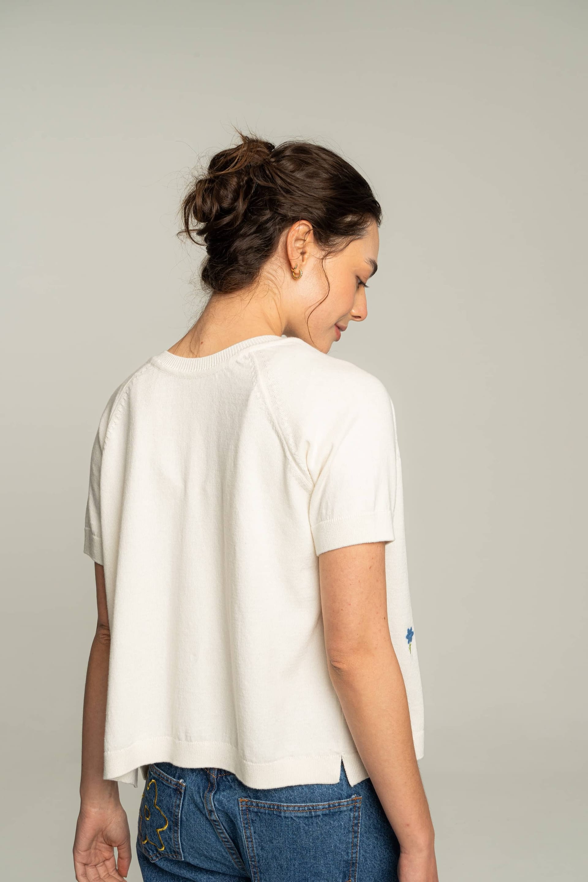 Cardigan corto flores bordadas - crudo - imagen 5