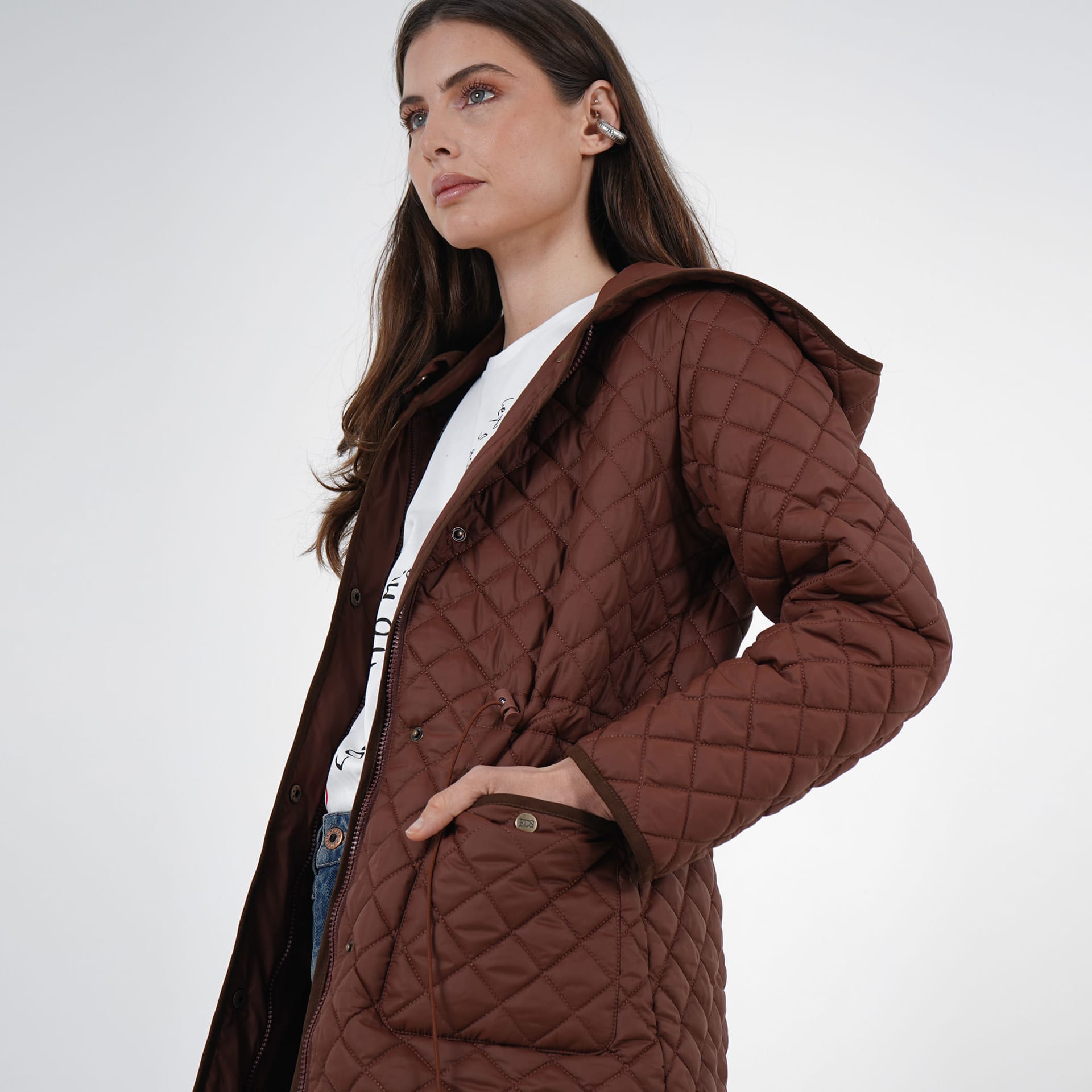 Chaqueta acolchada larga cuello alto con capucha y ajuste en cintura - imagen 21