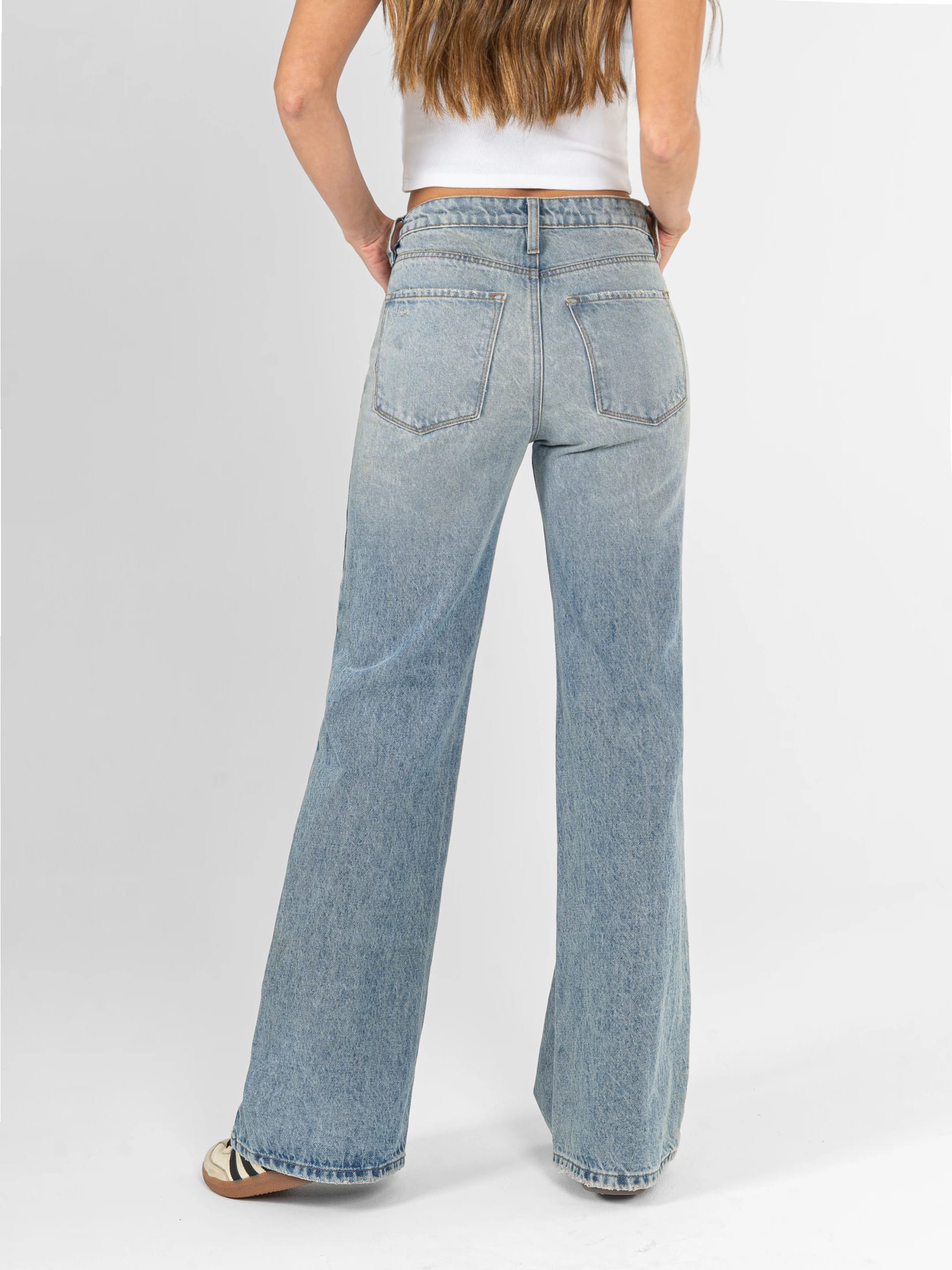 Ref: 066414 Jean Mom Flare, rígido, tiro alto, tono azul medio, detalle en pretina. - imagen 2