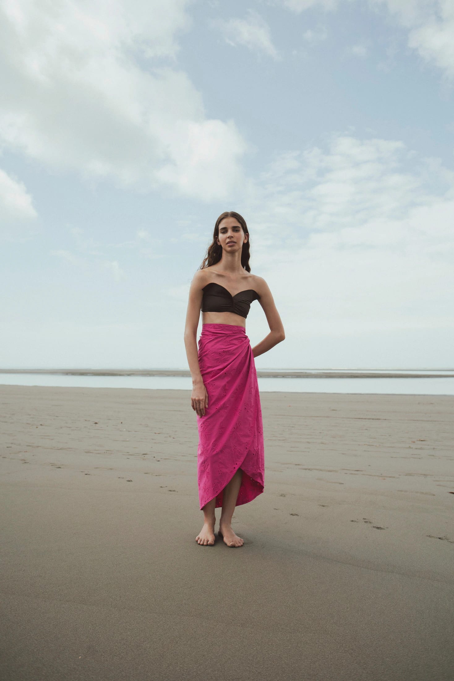 Chocó Cotton Eyelet Wrap Around Midi Skirt / Fucsia - imagen 2