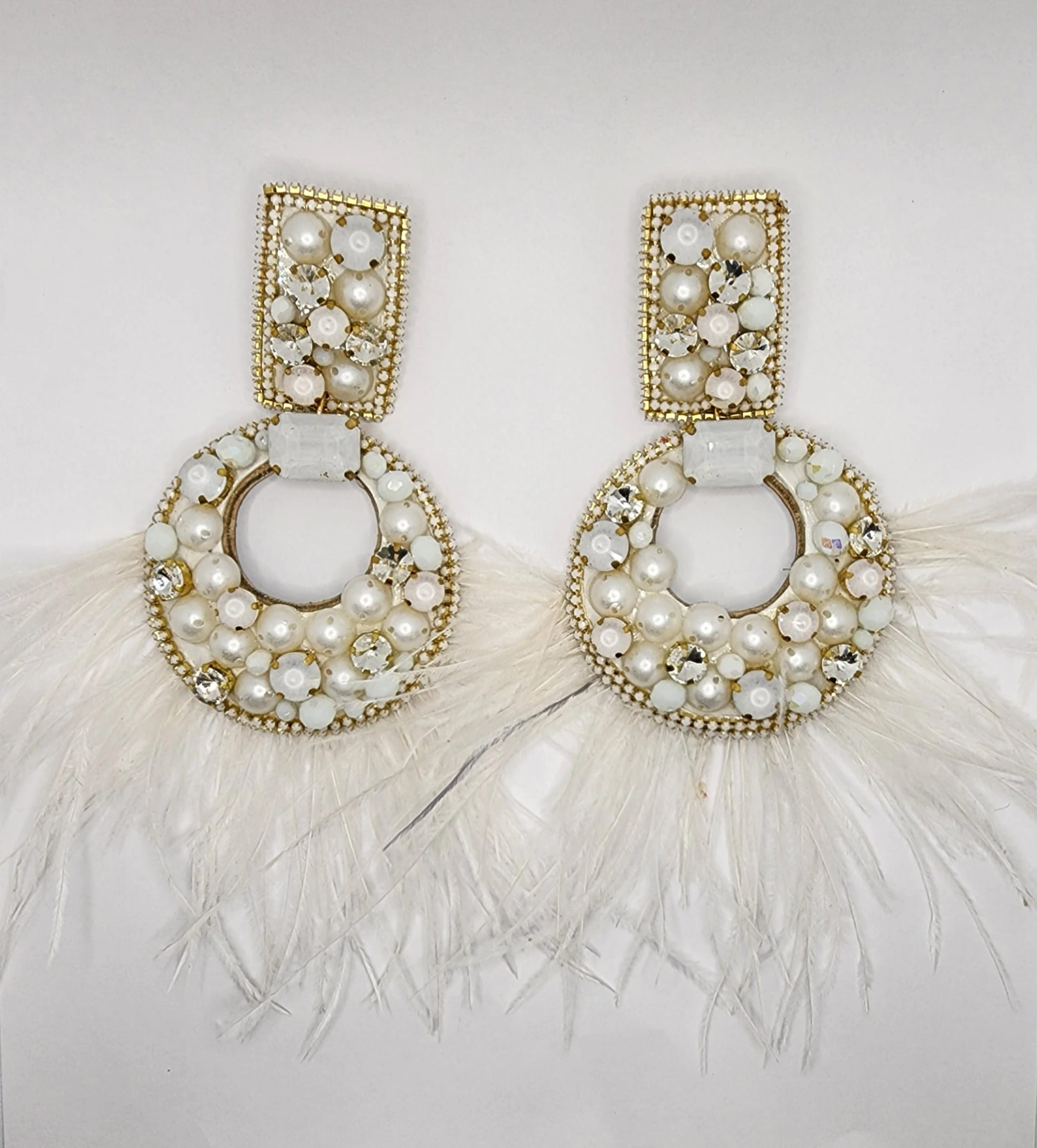 White Moon Feather Earrings - imagen 1
