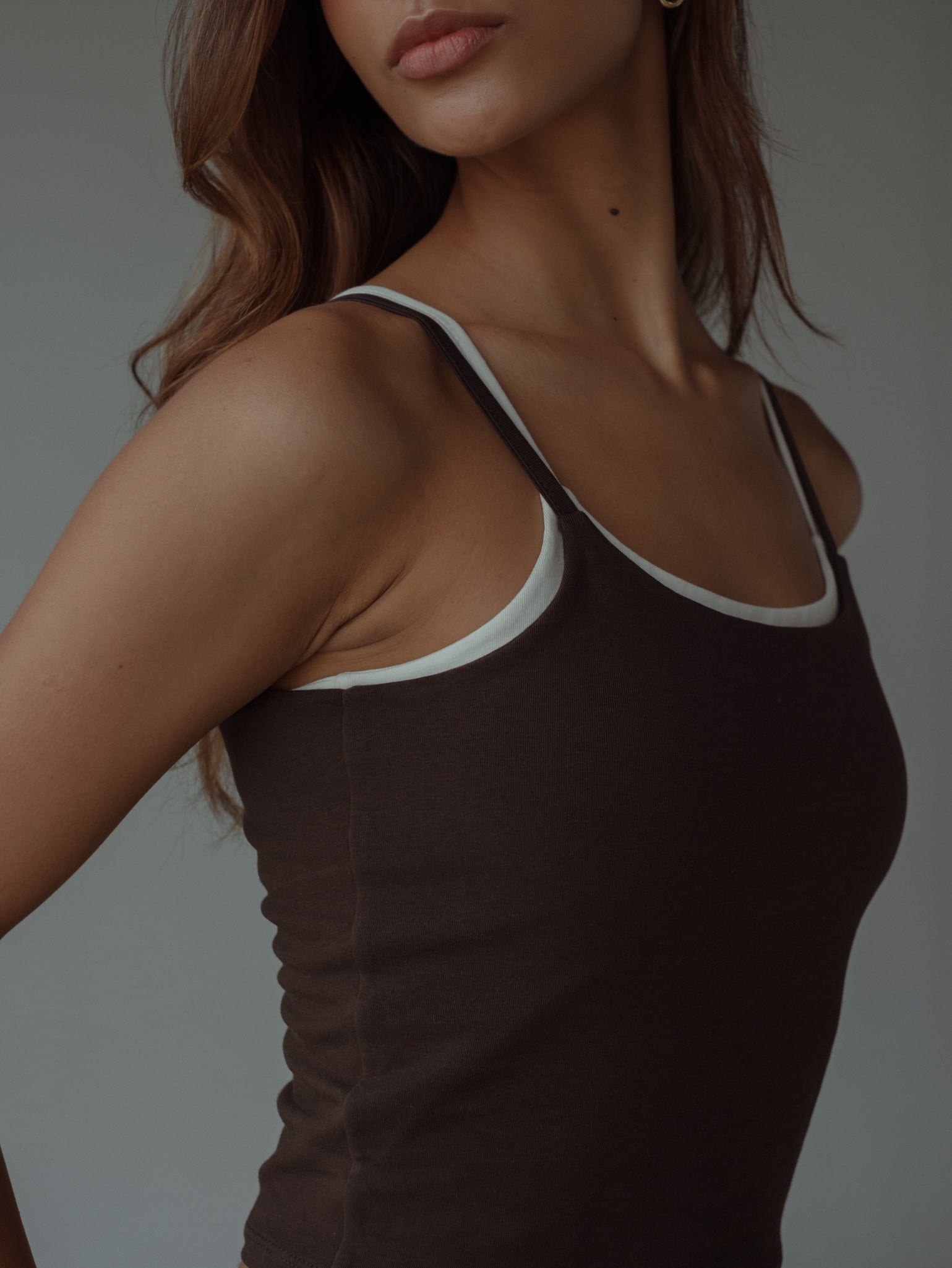 ESSENTIAL TANK TOP - ESPRESSO - imagen 4