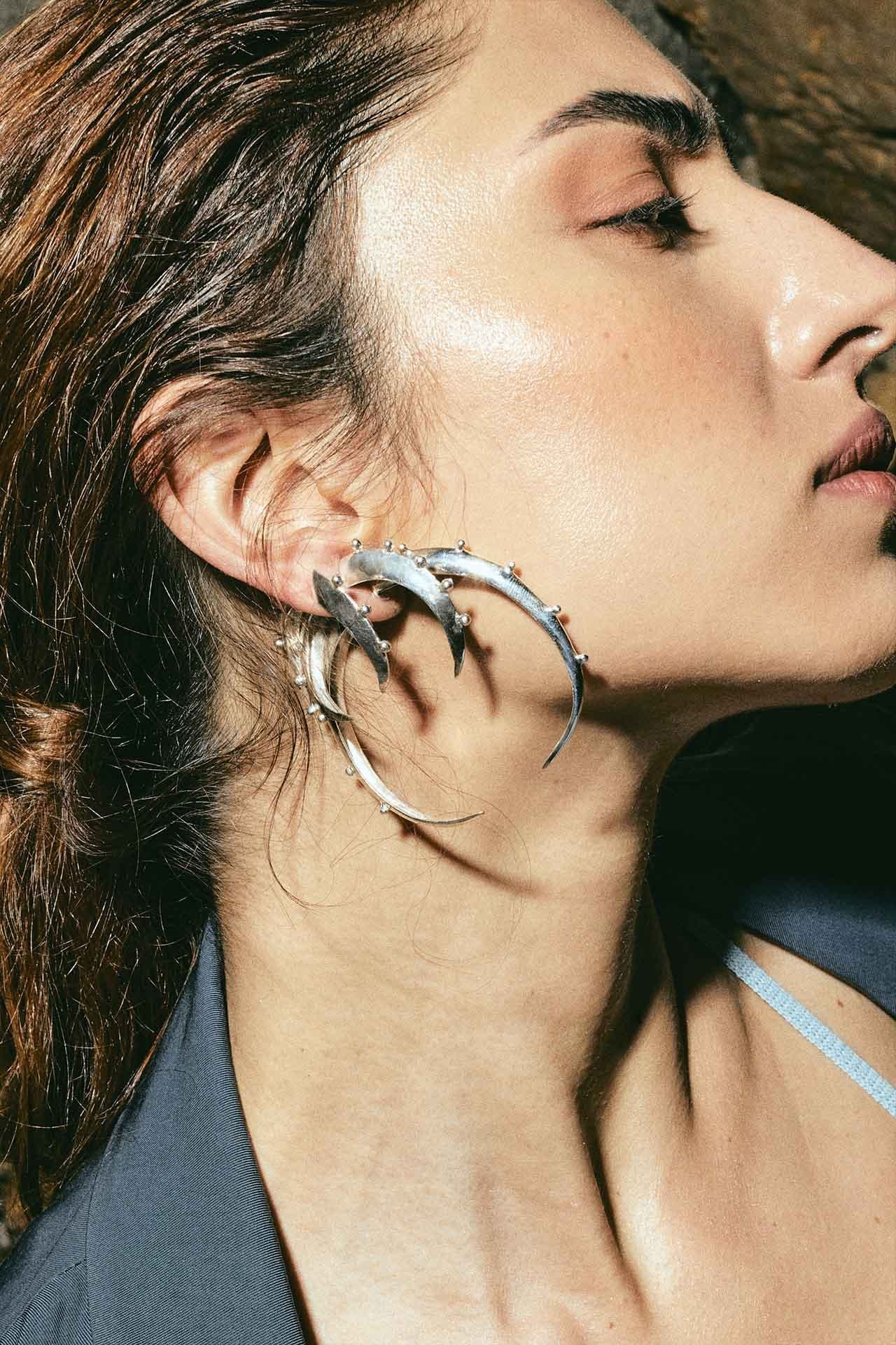 Mini Crescent Hoops Silver - imagen 2