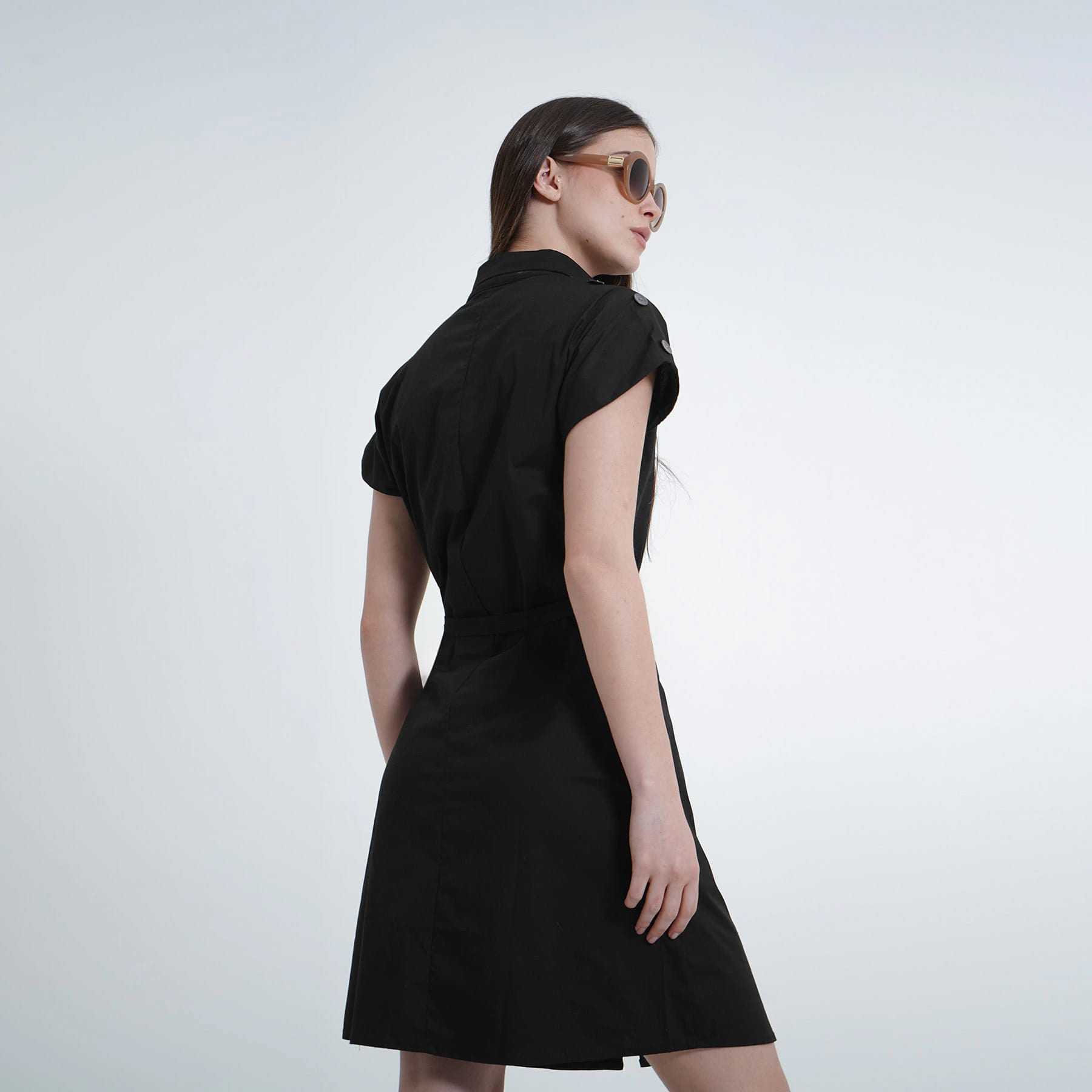 Vestido corto manga corta rodada cuello camisero con lazo - imagen 5