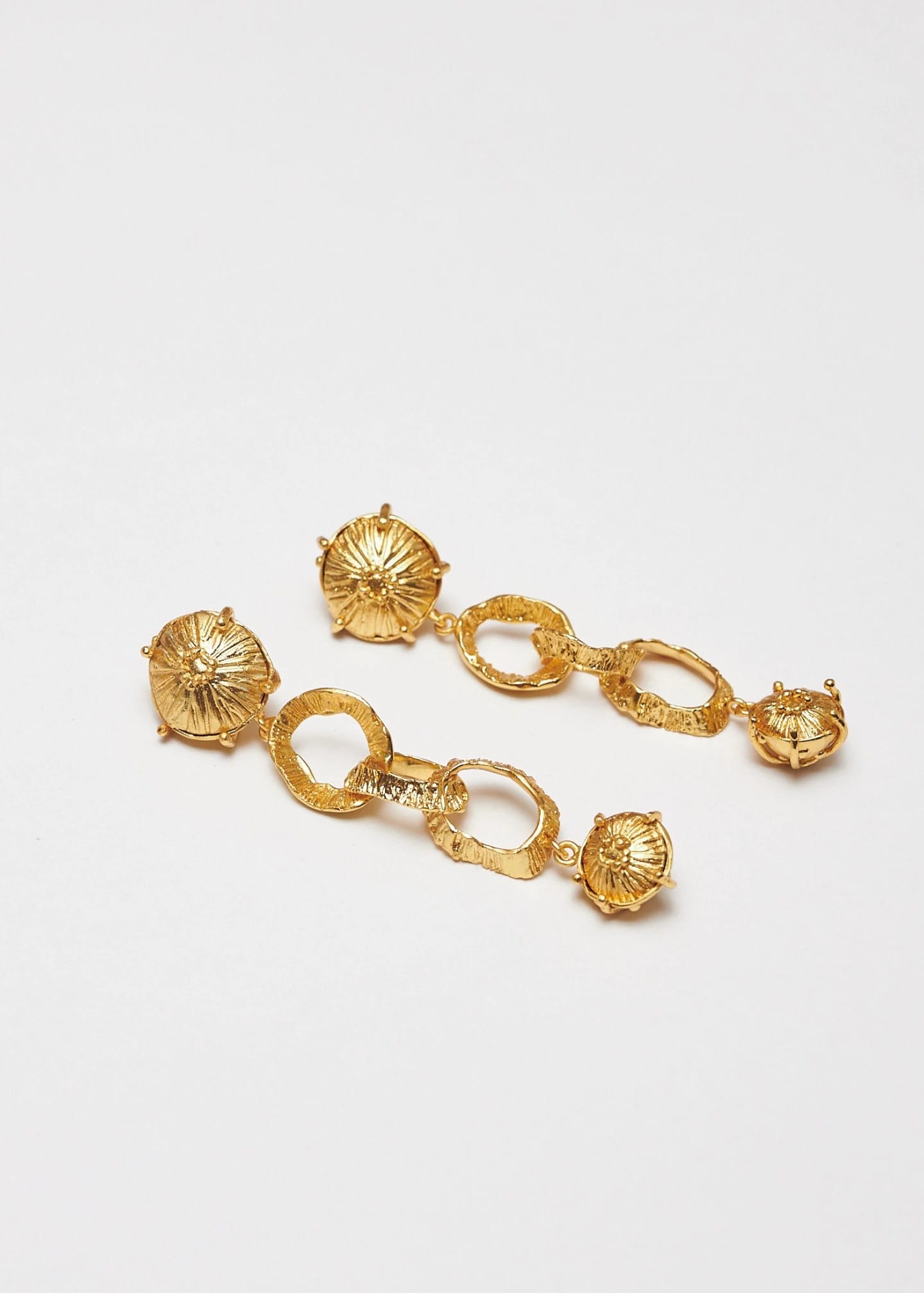 Aretes largos sombreritos dorados - imagen 1