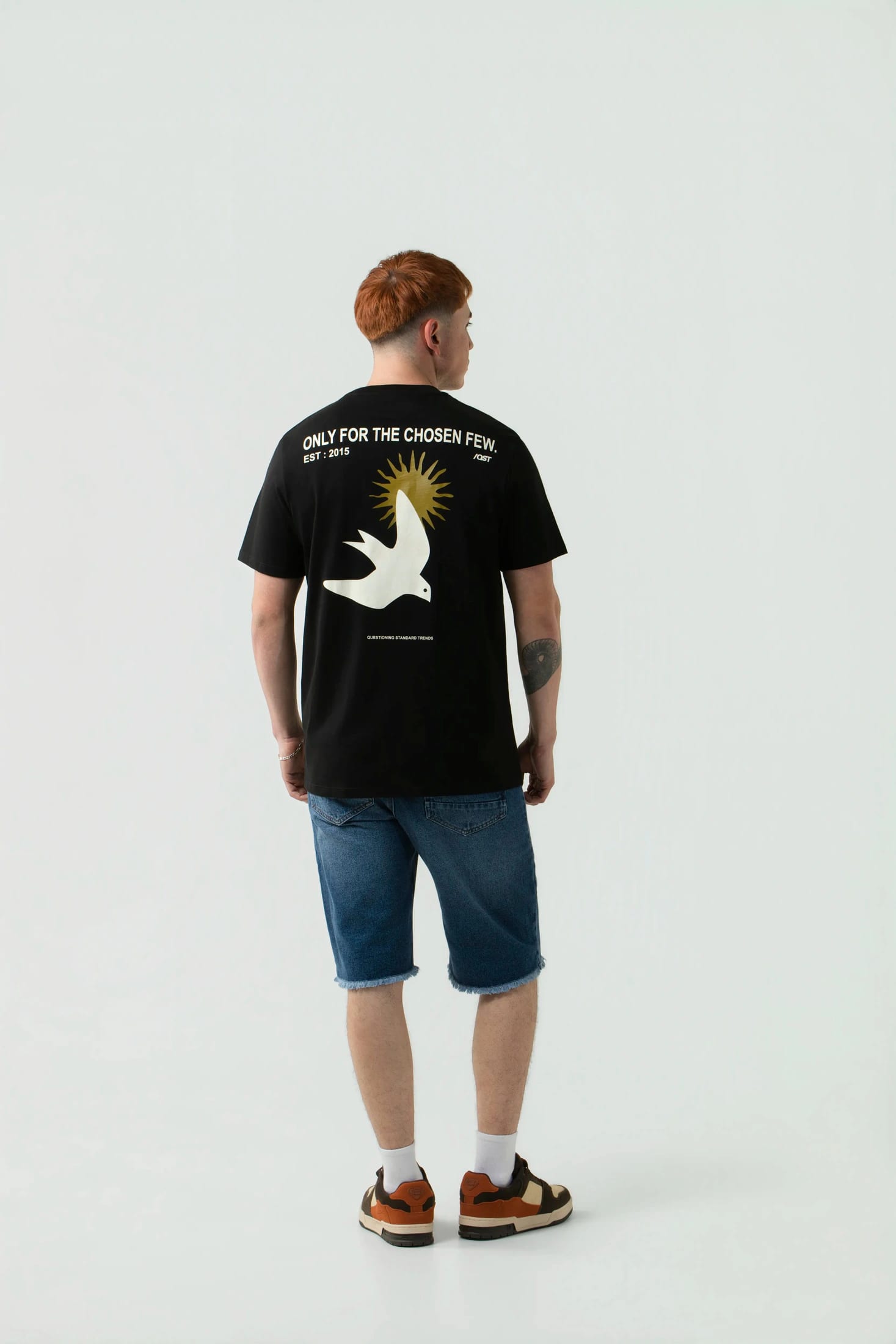 CAMISETA ESPECIAL ESTAMPADO LOCALIZADO COLOR NEGRO - imagen 5