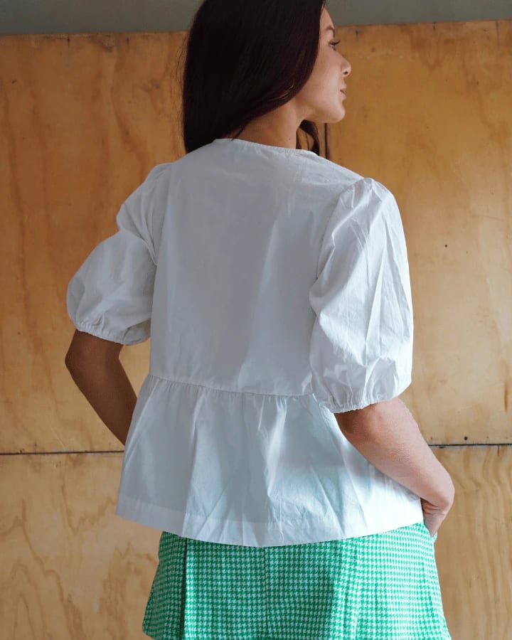 BLUSA AZZURRO CON MOÑOS BLANCO - imagen 2